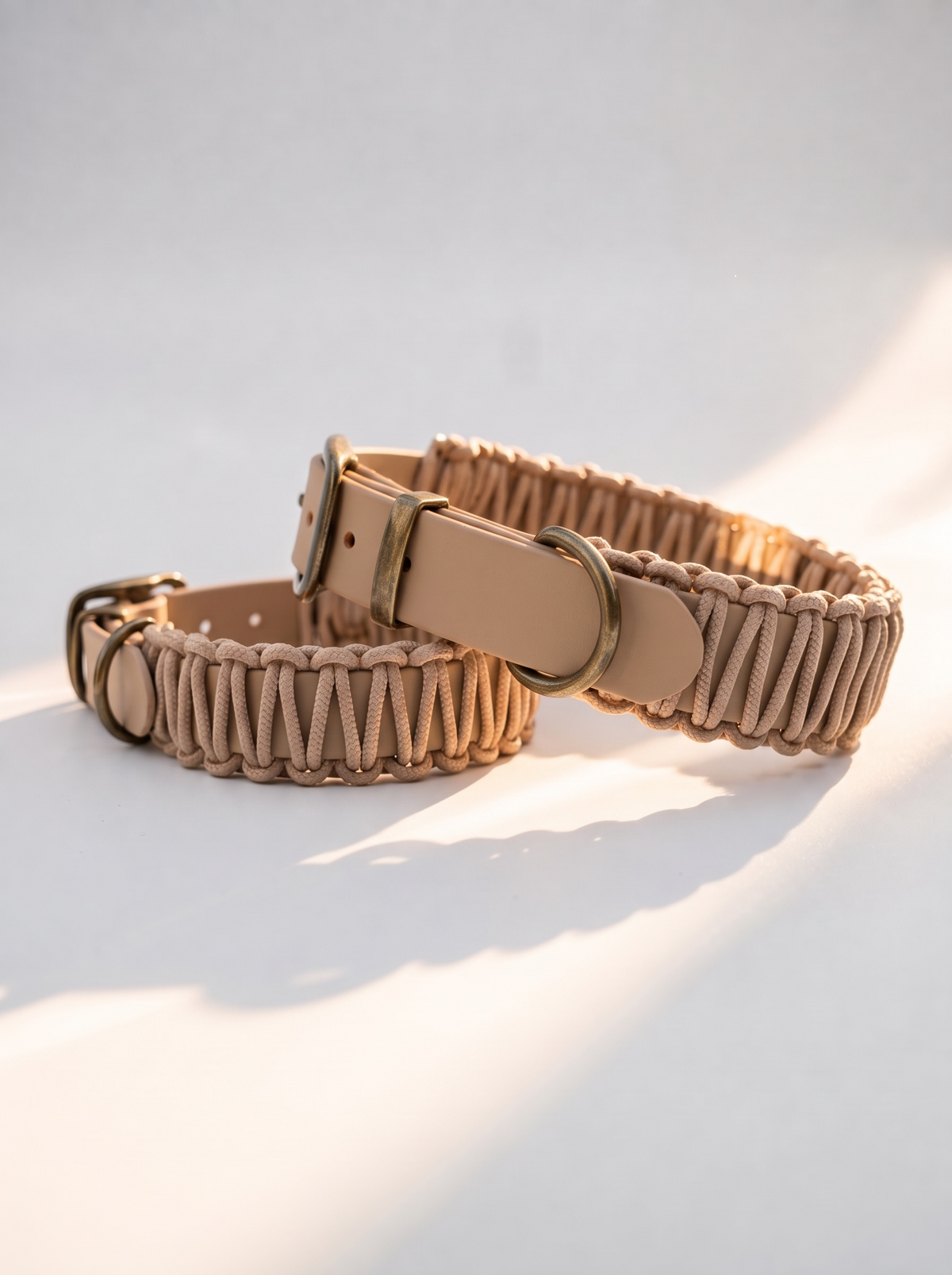 Hundehalsband aus BioThane in beige mit edlen Antik-goldenen details. Umwickelt. Ist Paracord Typ 3 in Café Latte. Handgefertigt und individuell anpassbar. Ansicht des Halsbandes von vorne Und von hinten
