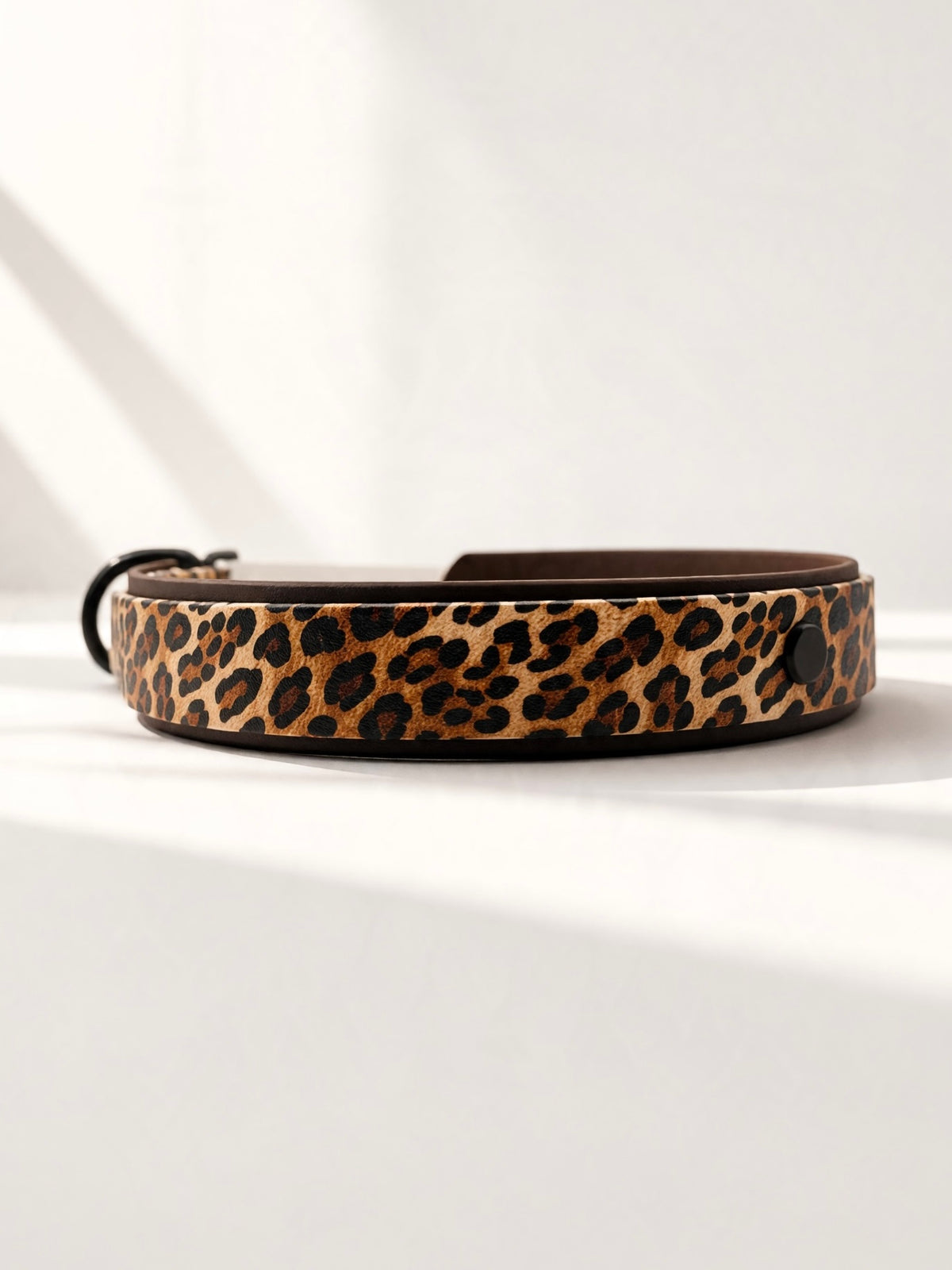 Hundehalsband aus BioThane mit Leomuster. Dunkelbraun und Leo details aus kunstleder mit schwarzen Beschlägen. Handgefertigt und individuell anpassbar in breite und Länge. Personalisierbares halsband Seitenansicht 