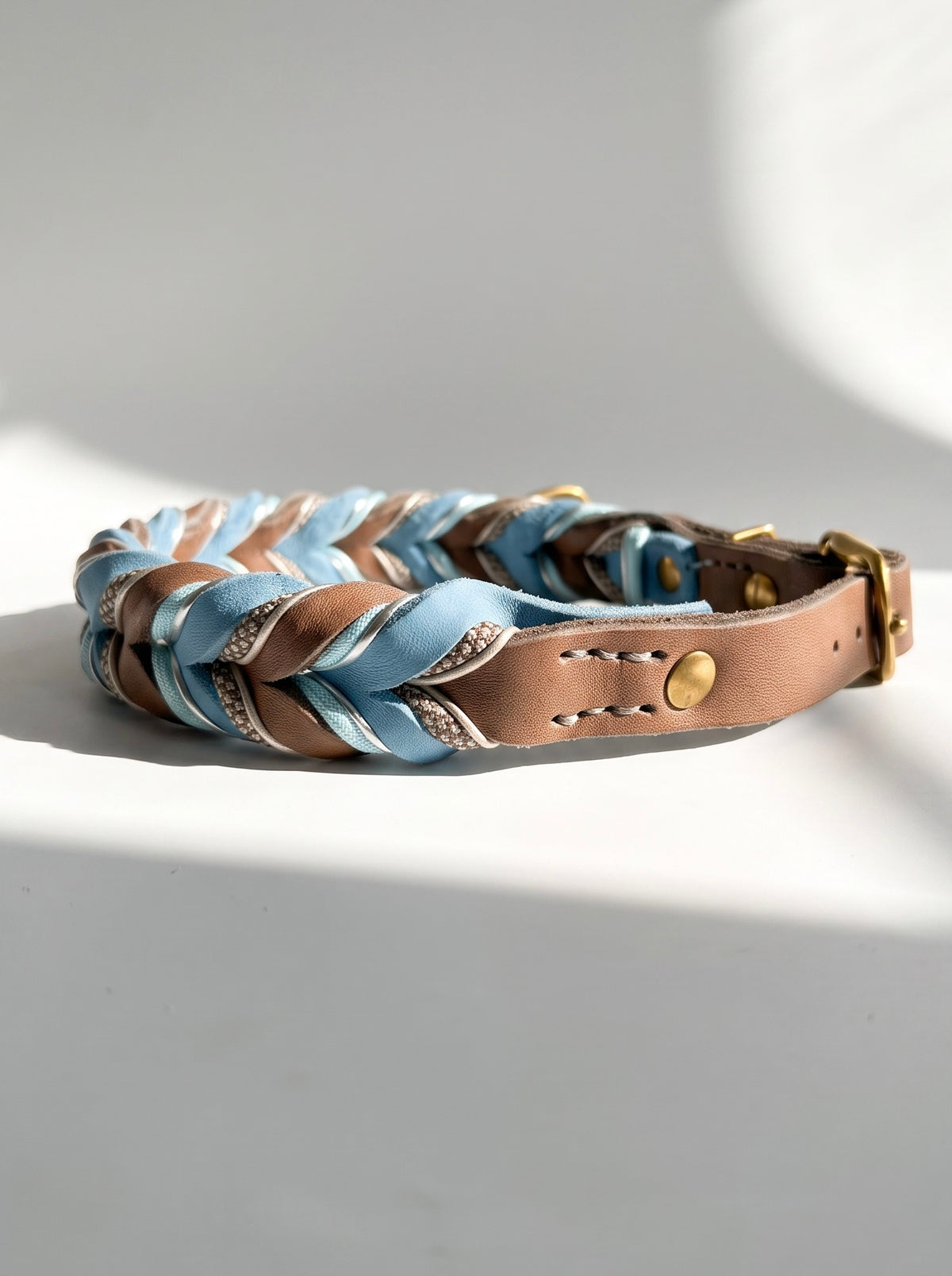 Lederhalsband geflochten aus Fettleder in braun und blau mit silbernen Details. Handgefertigt und individuell anpassbar. Lederhalsband von der Seite 