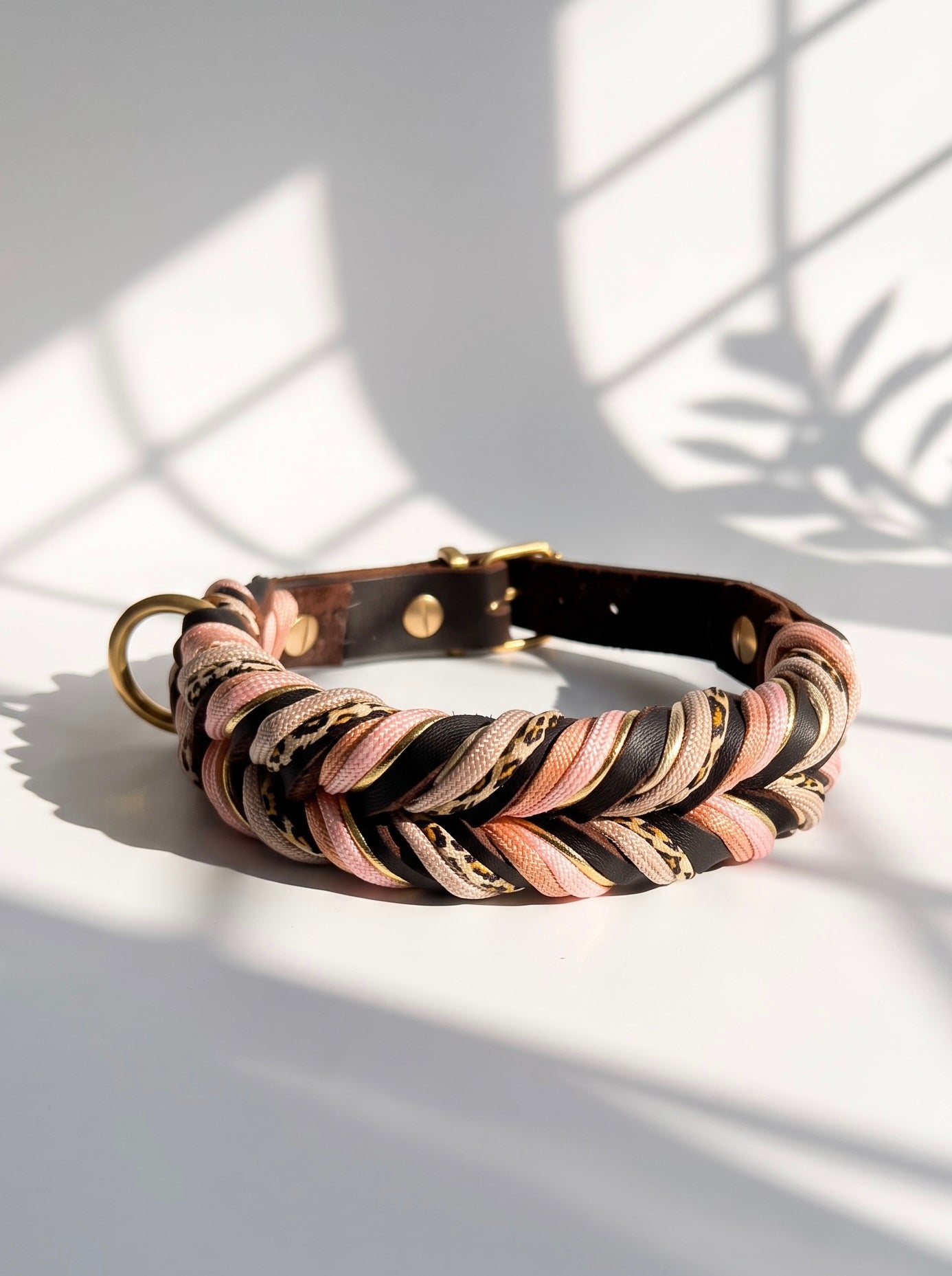 Lederhalsband geflochten mit Leo-Details und kupfer farbenen Details. Handgefertigt und individuell anpassbar an jede Hundegröße. Halsband Ansicht von hinten 