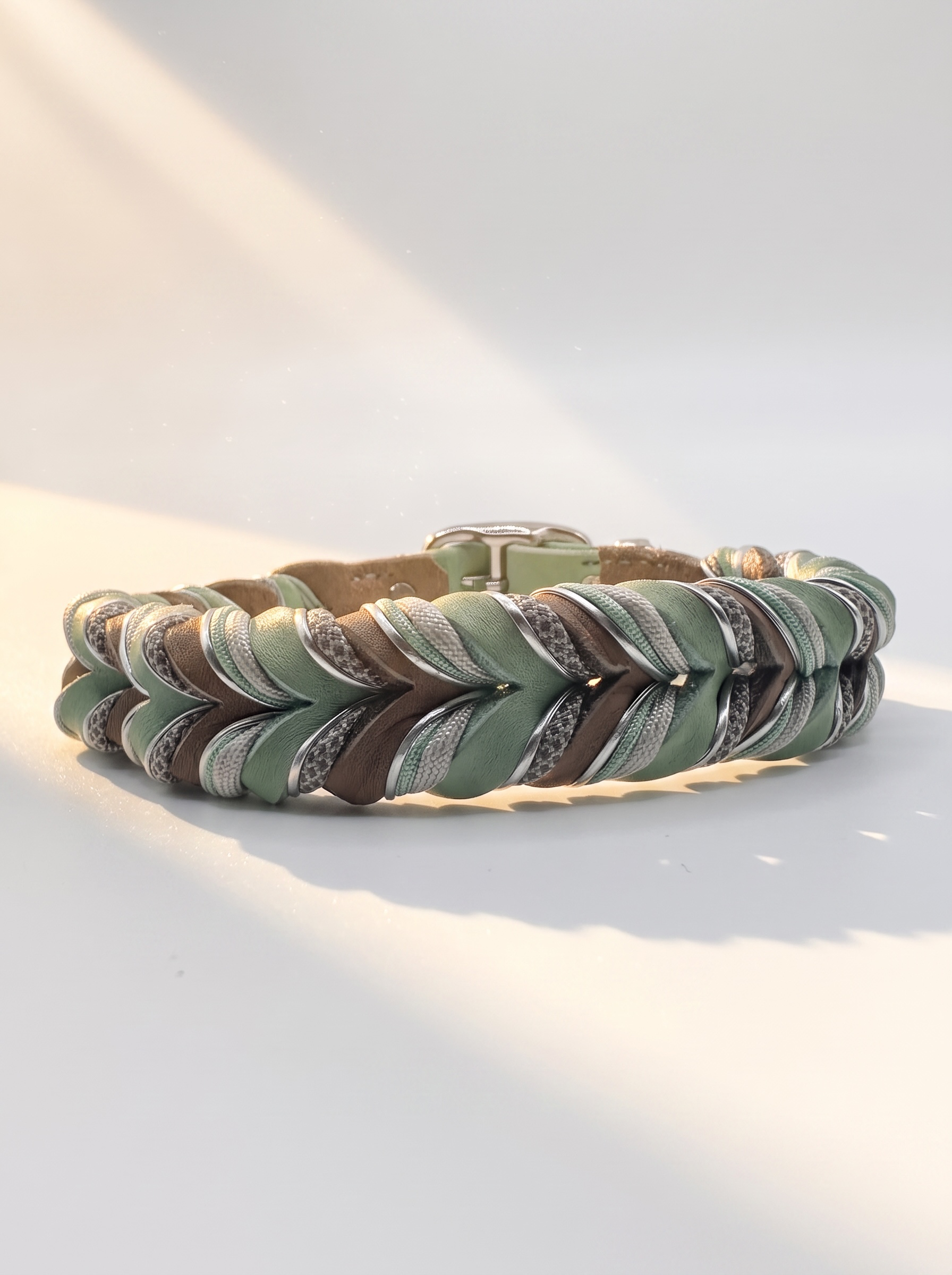 Hunde set aus Fettleder bestehend aus Halsband und Leine in den Farben Schlamm und mint. Geeignet für kleine, mittlere und große Hunde, da es a das Gewicht und Größe angepasst wird. Details in grau, Silber und grün. Ansicht Halsband hinten 