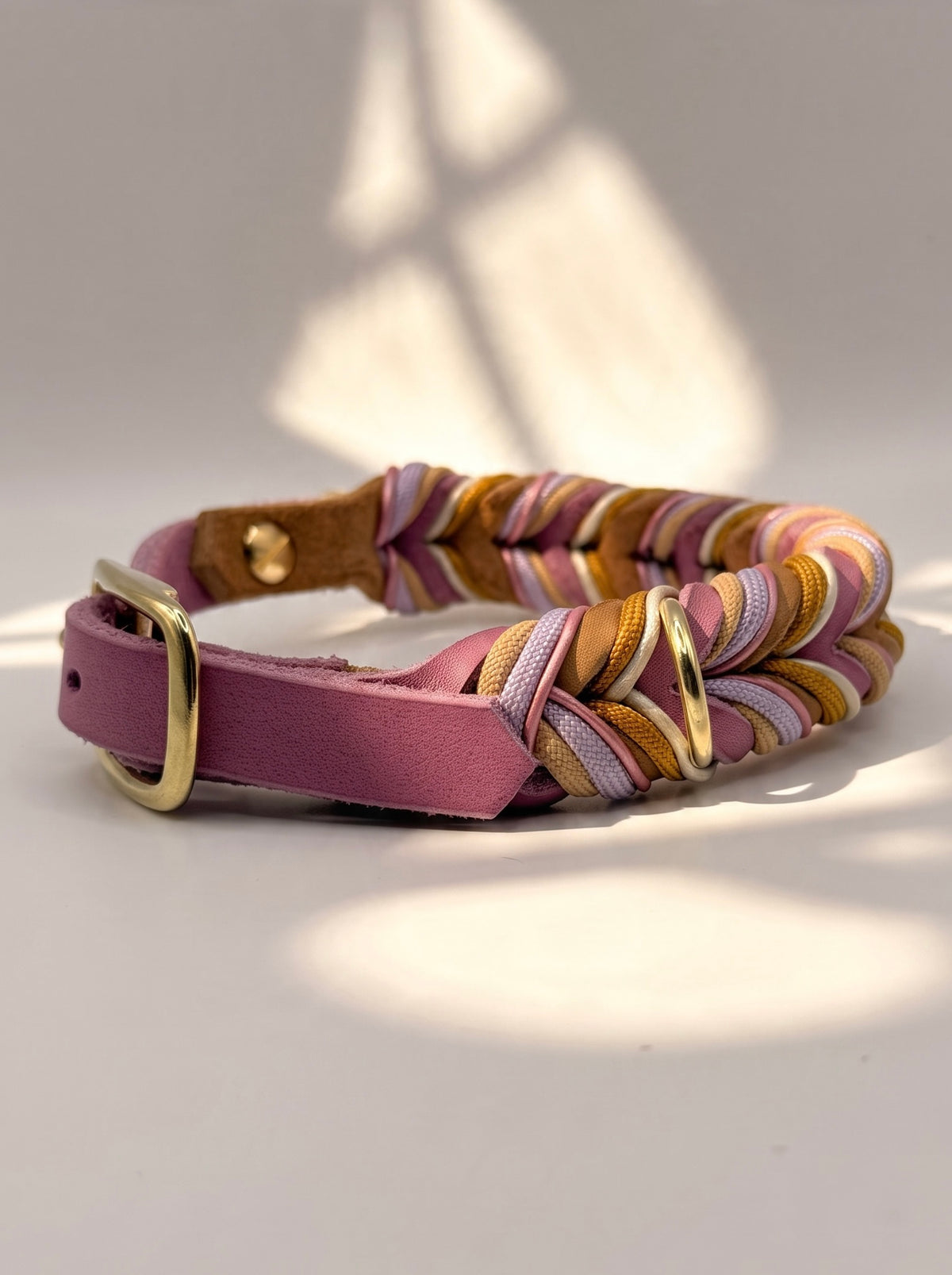 Hundehalsband aus Leder in Lila, Rosa und Braun geflochten. Handgefertigt und individuell anpassbar für alle hundegrößen. Beschläge aus Gold Messing. Doppelstegschnalle zum verstellen 