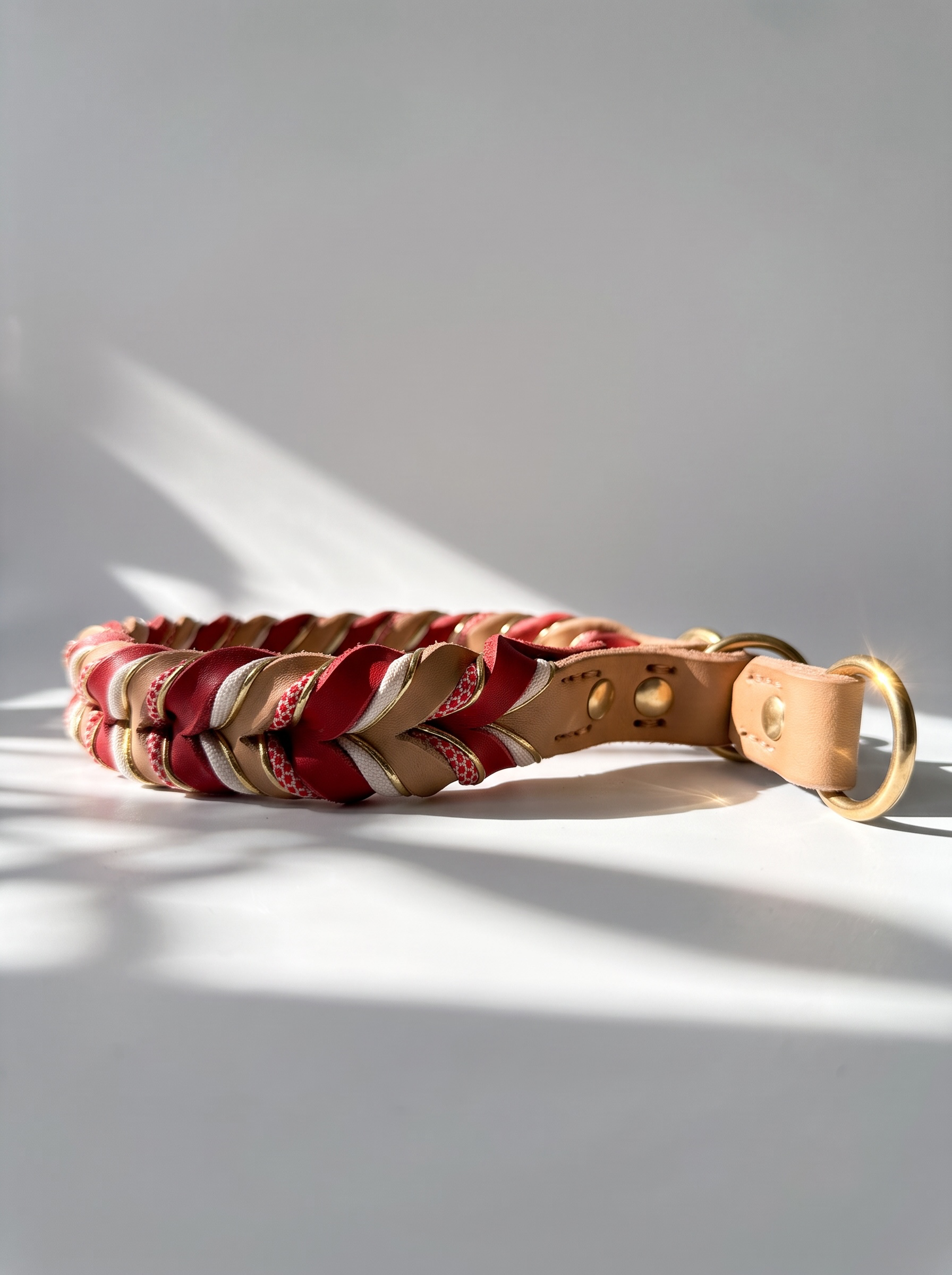Hundehalsband aus Leder geflochten in braun und rot mit goldenen Details. Zugstopp Verschluss. Individuell anpassbar für jeden Hund. Ansicht Verschluss Halsband 