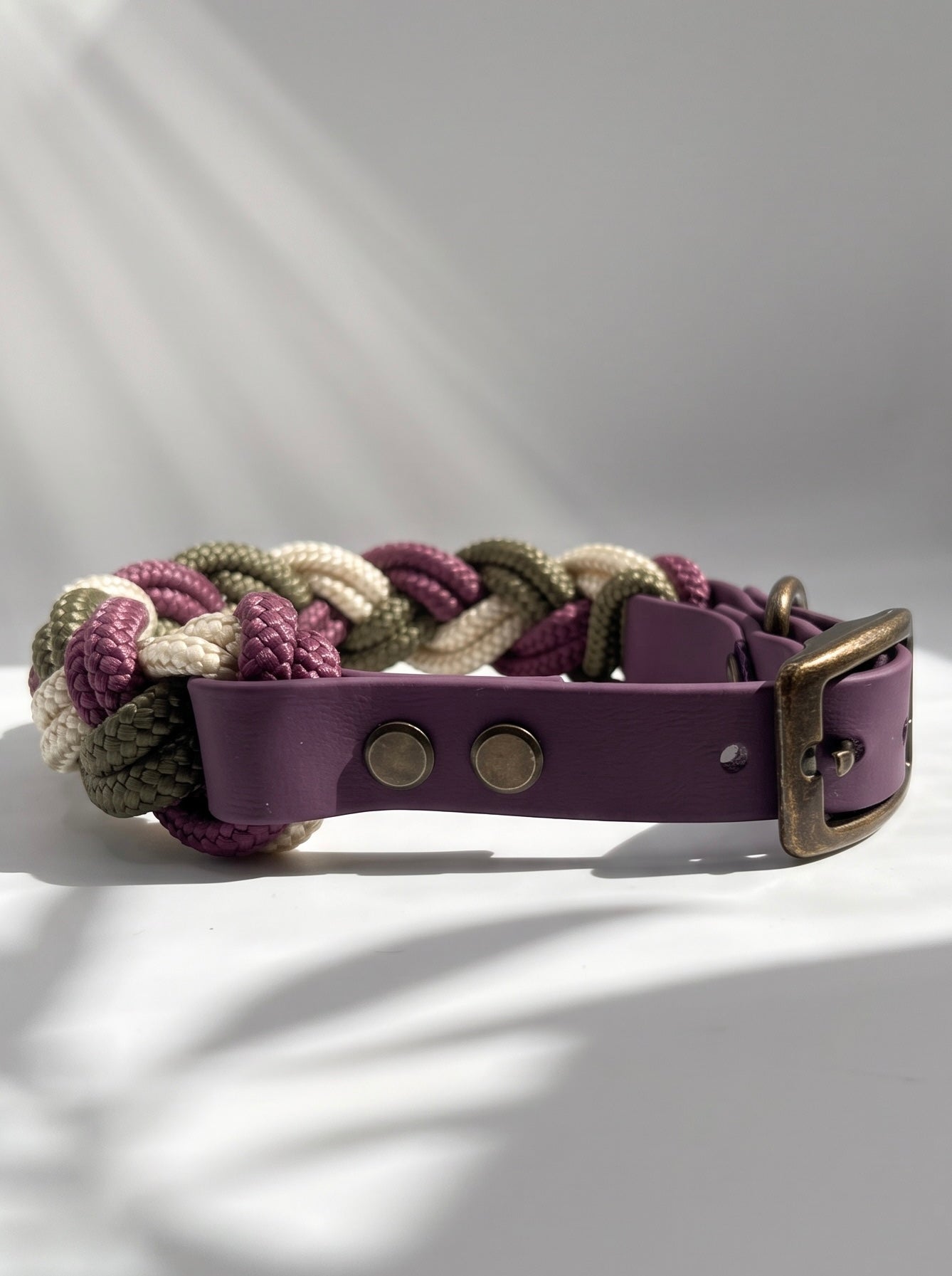 Hundehalsband geflochten aus Tau in den Farben Aubergine, Military grün und Shiny Gold. 
Handgefertigt und individuell anpassbar. Ansicht BioThane in Aubergine 