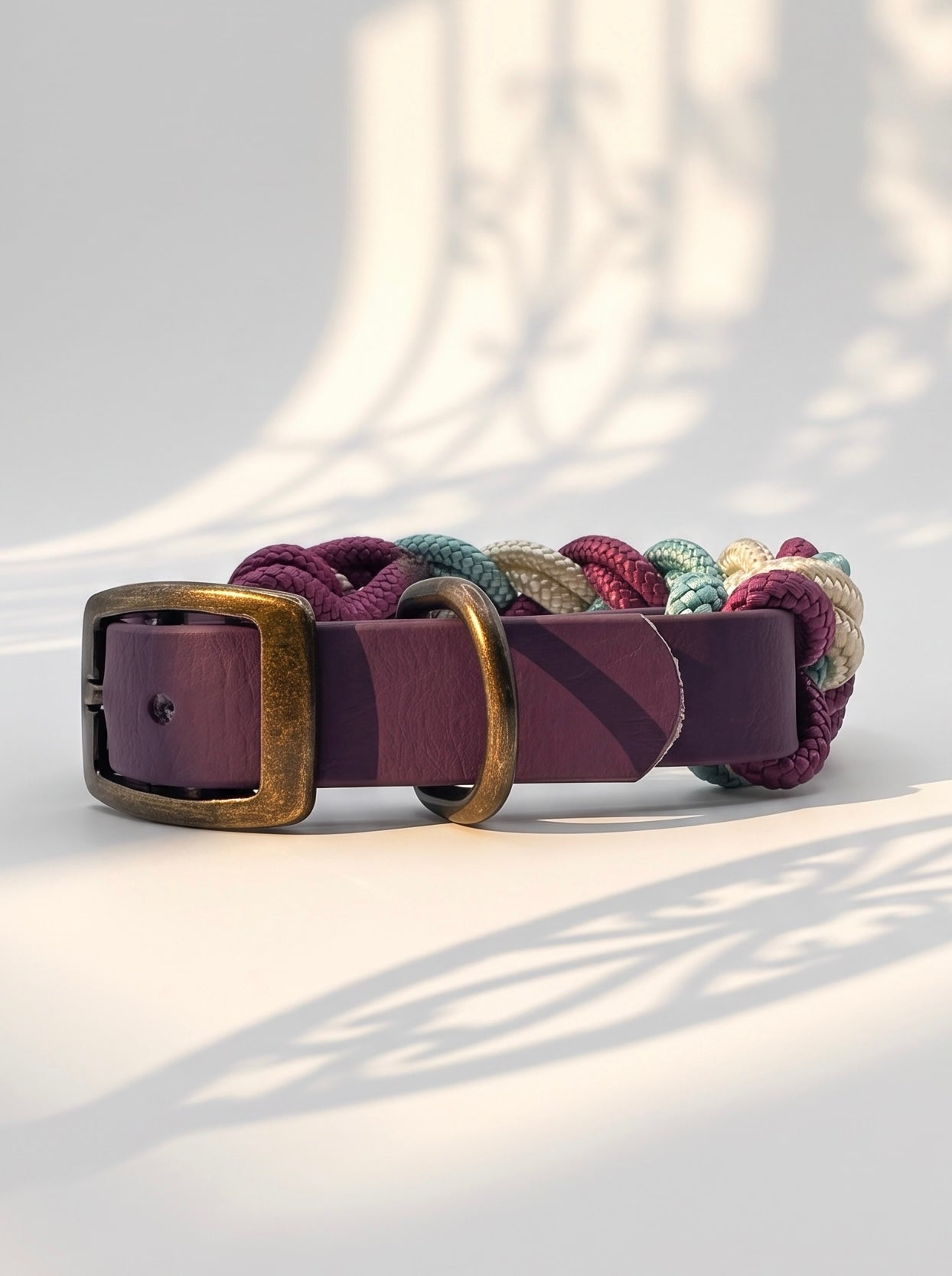 Hundehalsband geflochten aus Tau in den Farben Aubergine, Sea grün und Shiny Gold. 
Handgefertigt und individuell anpassbar. Ansicht BioThane Adapter mit Doppelstegschnalle 