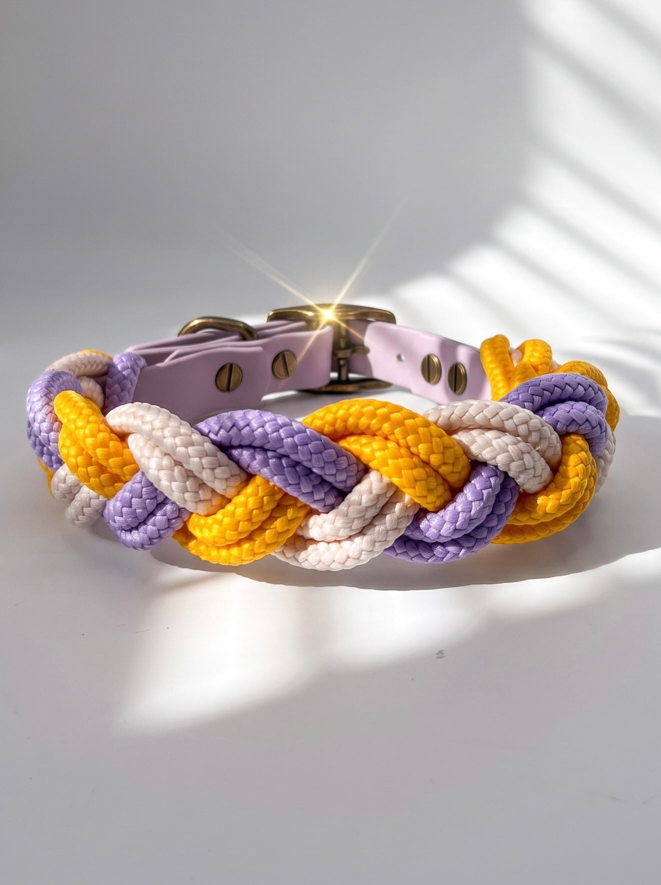 Hundehalsband geflochten aus Tau in den Farben Pastell lila, Cream und gelb. Mit BioThane Verschluss zum erstellen. Handgefertigt und individuell anpassbar. Draufsicht Halsband hinten 