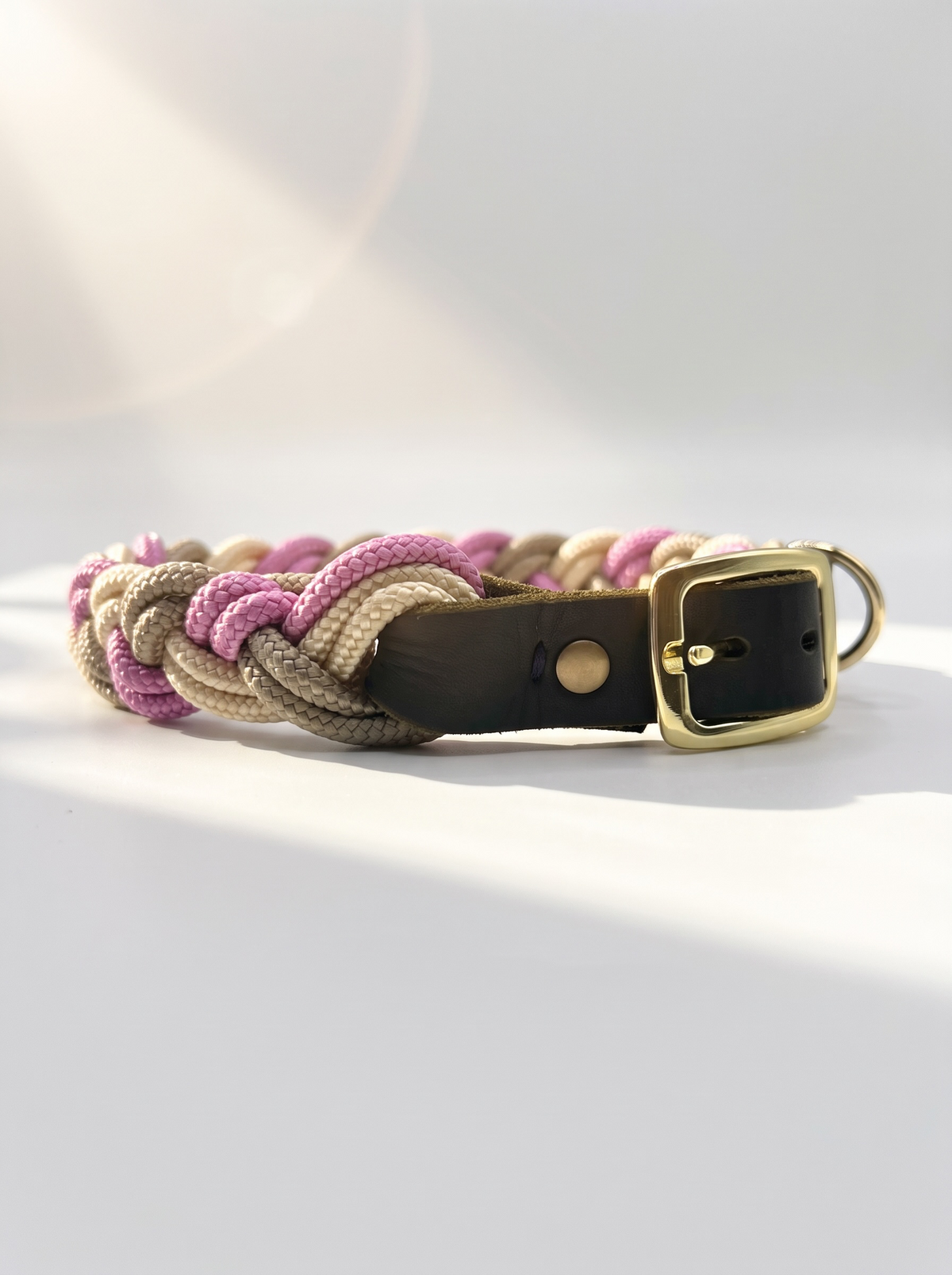 Hundehalsband aus Tau geflochten in den Farben rosa, beige, Cream und tan. Mit Leder oder BioThane Verschluss. Handgefertigt und individuell anpassbar. Ansicht Doppelstegschnalle gold 