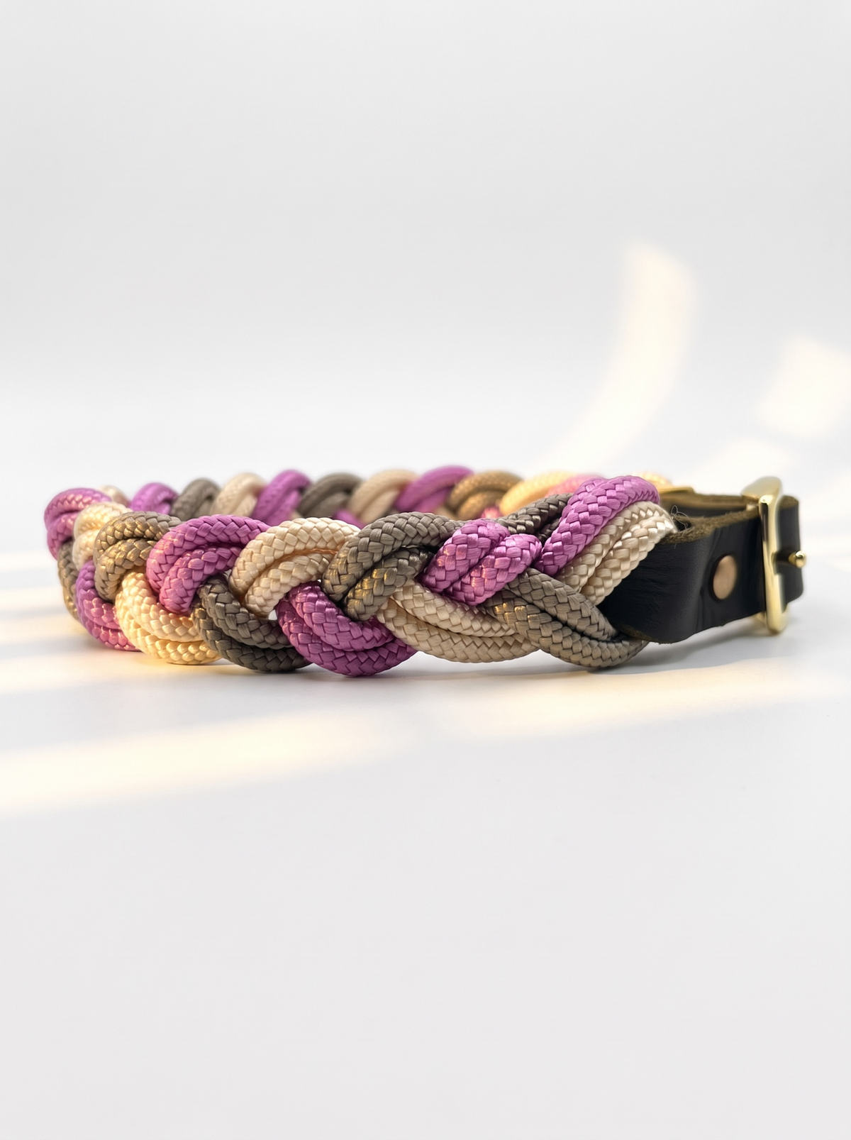 Hundehalsband aus Tau geflochten in den Farben rosa, beige, Cream und tan. Mit Leder oder BioThane Verschluss. Handgefertigt und individuell anpassbar. Ansicht  Seite 