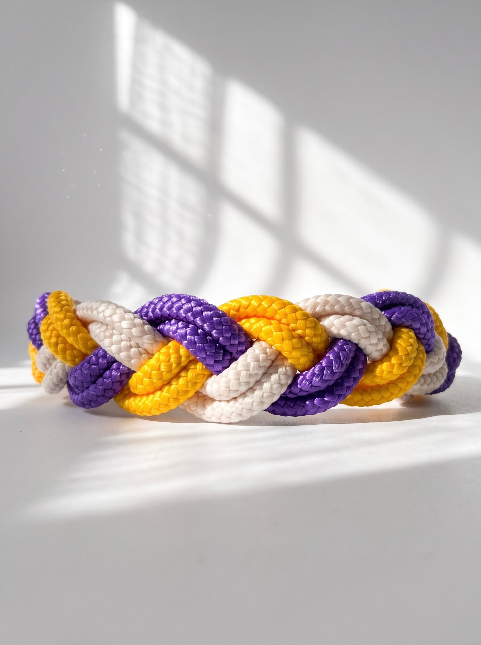 Hundehalsband geflochten aus Tau in den Farben Acid Violett Lila, Sahne Cream und Honey Gelb. Handgefertigt und individuell anpassbar. Ansicht Halsband hinten 