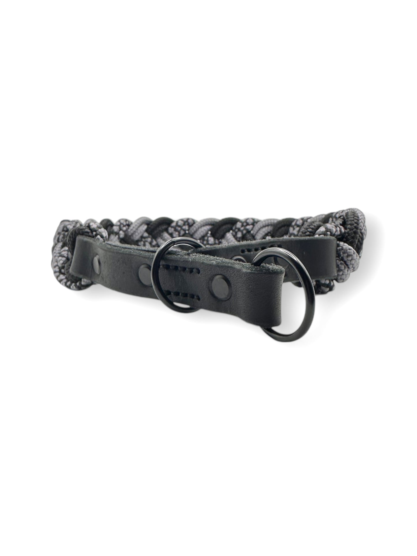 Hundehalsband geflochten aus Tau in grau und schwarz. Tauhalsband aus 6mm starken PPM-Seil geflochten. Mit Zugstopp Verschluss aus schwarzem Leder. 