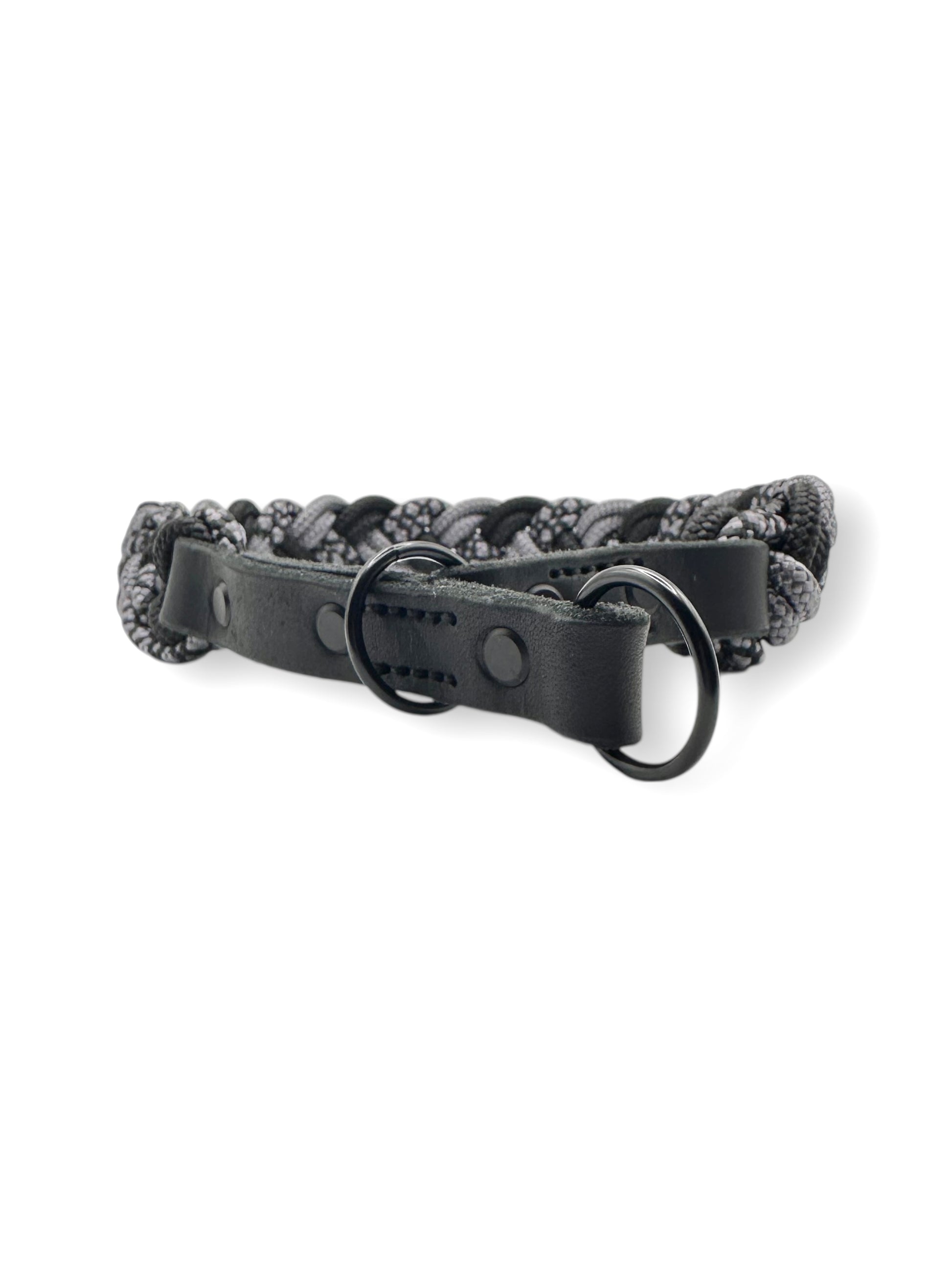 Hundehalsband geflochten aus Tau in grau und schwarz. Tauhalsband aus 6mm starken PPM-Seil geflochten. Mit Zugstopp Verschluss aus schwarzem Leder. 