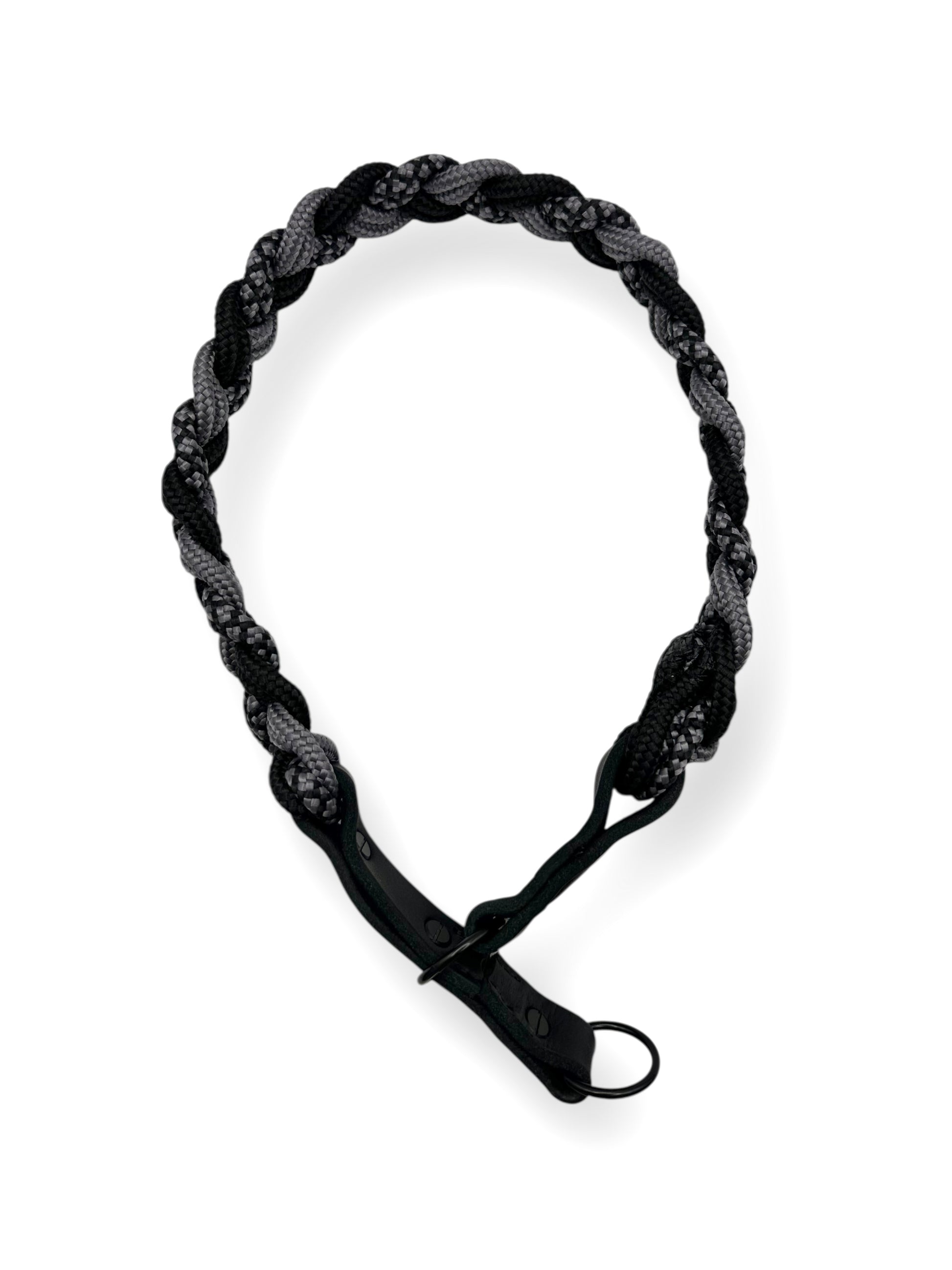 Hundehalsband geflochten aus Tau in grau und schwarz. Tauhalsband aus 6mm starken PPM-Seil geflochten. Mit Zugstopp Verschluss aus schwarzem Leder. 