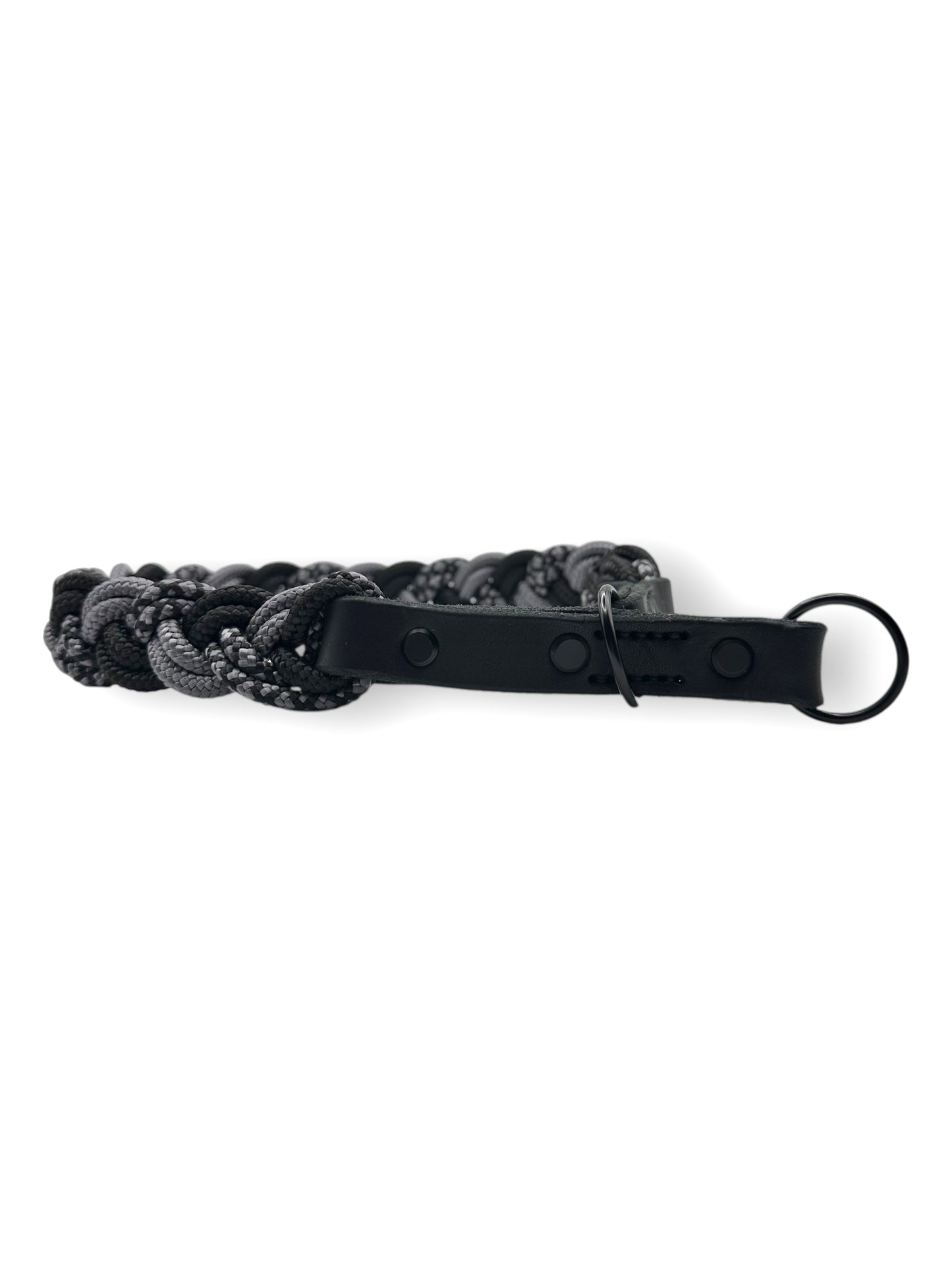 Hundehalsband geflochten aus Tau in grau und schwarz. Tauhalsband aus 6mm starken PPM-Seil geflochten. Mit Zugstopp Verschluss aus schwarzem Leder. 