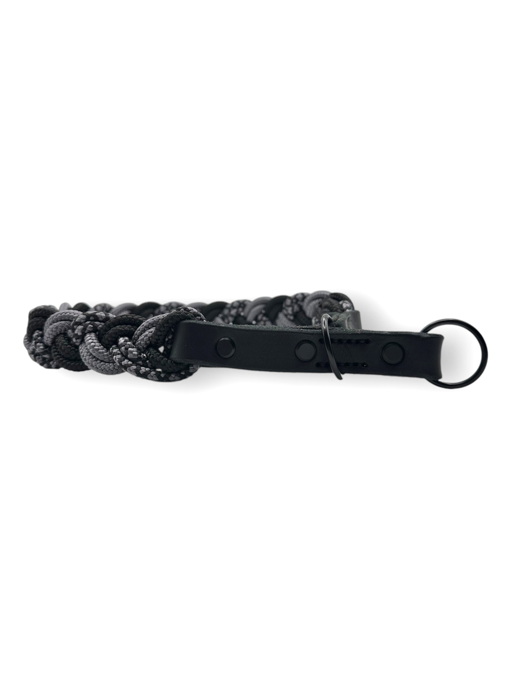 Hundehalsband geflochten aus Tau in grau und schwarz. Tauhalsband aus 6mm starken PPM-Seil geflochten. Mit Zugstopp Verschluss aus schwarzem Leder. 
