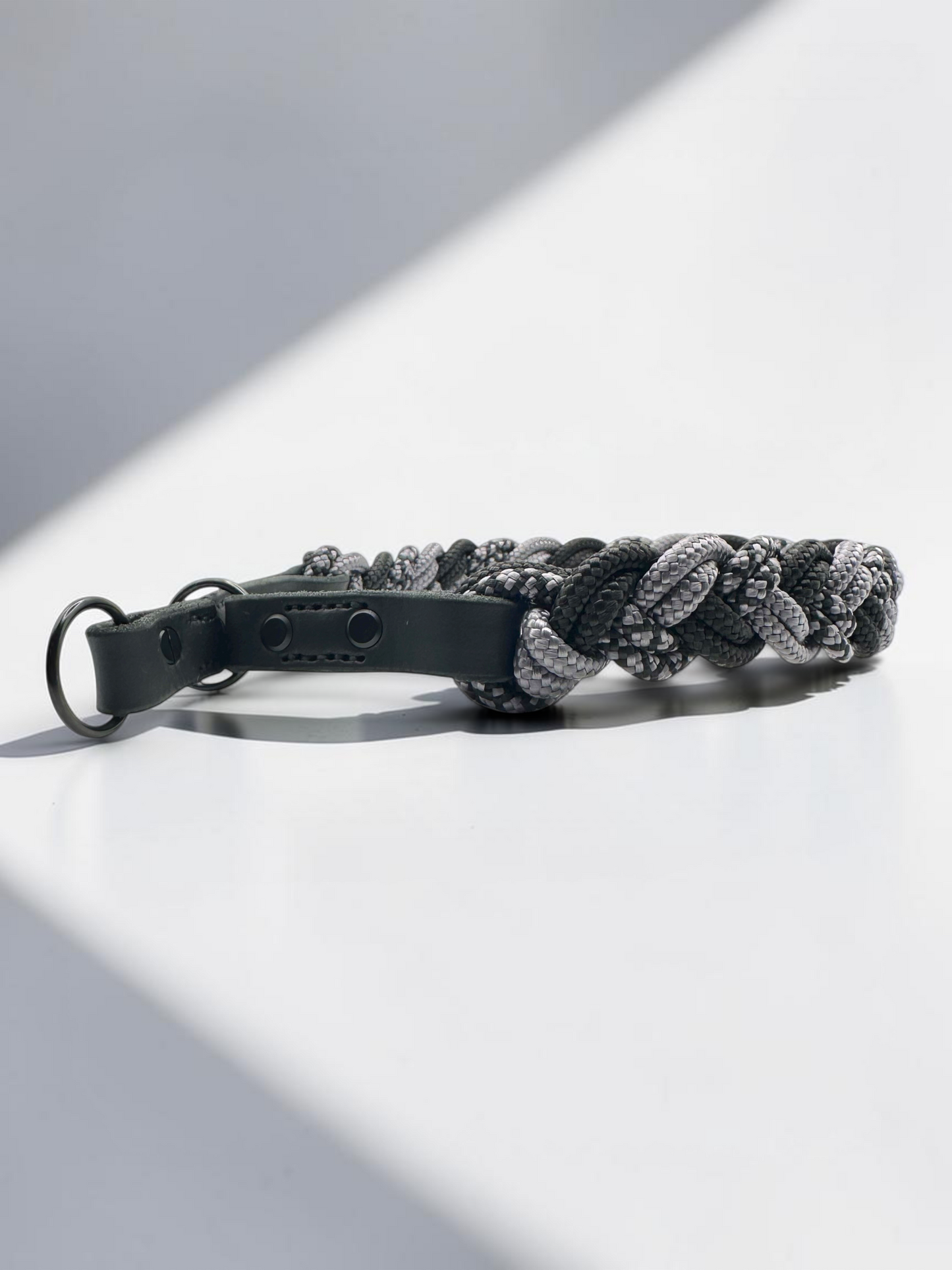 Hundehalsband geflochten aus Tau in grau und schwarz. Tauhalsband aus 6mm starken PPM-Seil geflochten. Mit Zugstopp Verschluss aus schwarzem Leder. Ansicht: Zugstopp Verschluss 