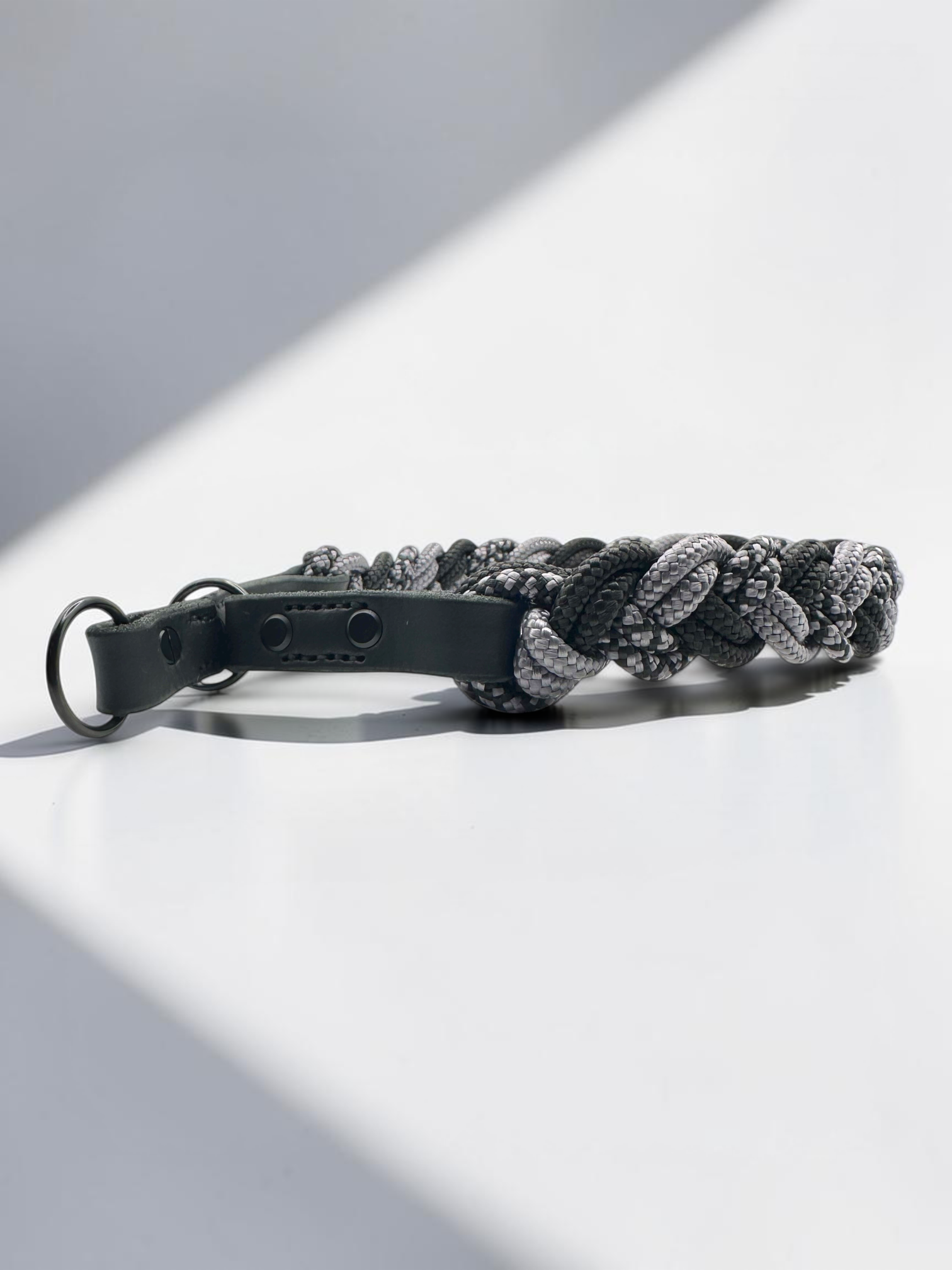 Hundehalsband geflochten aus Tau in grau und schwarz. Tauhalsband aus 6mm starken PPM-Seil geflochten. Mit Zugstopp Verschluss aus schwarzem Leder. Ansicht: Zugstopp Verschluss 