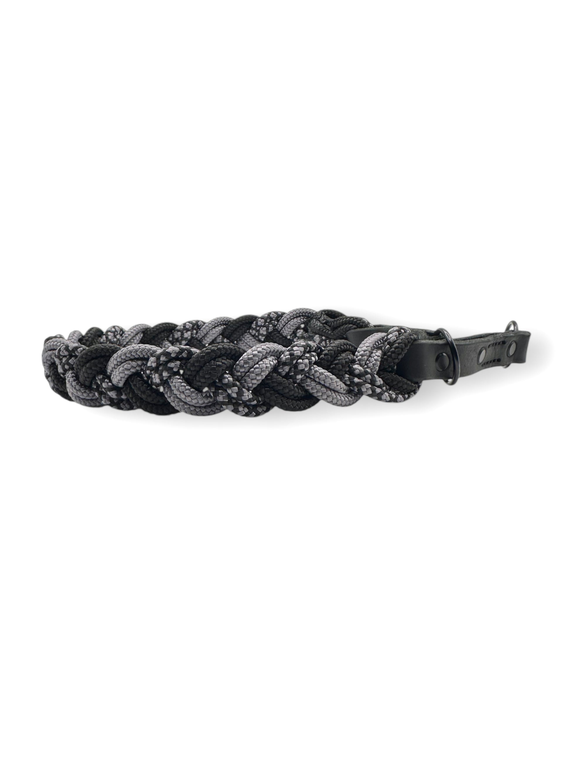 Hundehalsband geflochten aus Tau in grau und schwarz. Tauhalsband aus 6mm starken PPM-Seil geflochten. Mit Zugstopp Verschluss aus schwarzem Leder. 