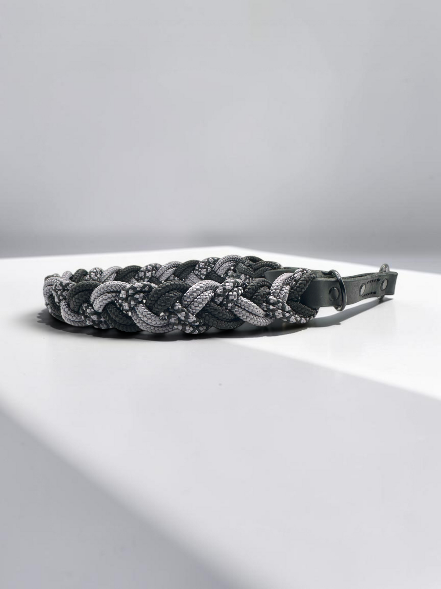 Hundehalsband geflochten aus Tau in grau und schwarz. Tauhalsband aus 6mm starken PPM-Seil geflochten. Mit Zugstopp Verschluss aus schwarzem Leder. Ansicht: Seite Details Verschluss