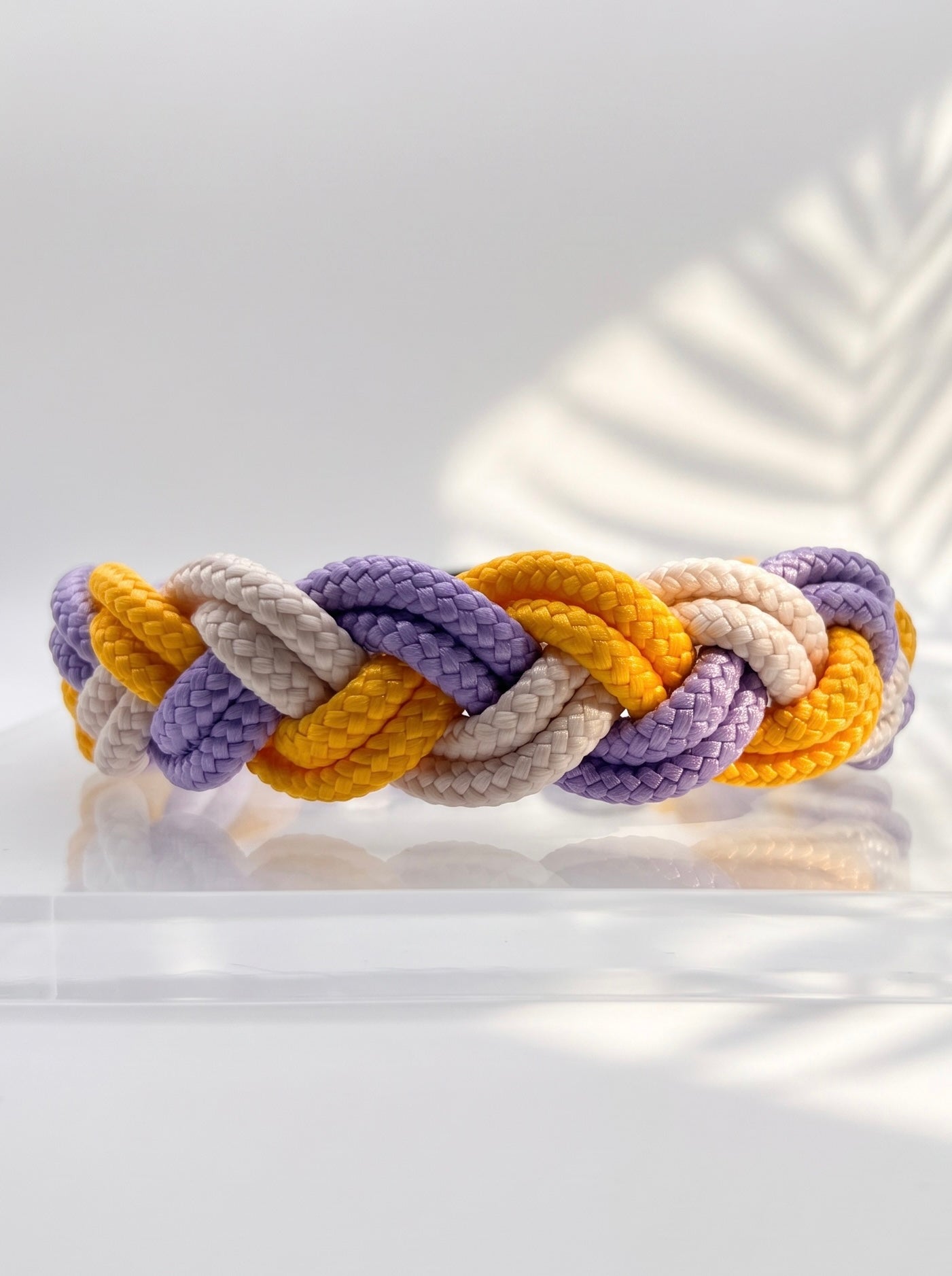 Hundehalsband geflochten aus Tau in den Farben Pastell lila, Cream und gelb. Mit BioThane Verschluss zum erstellen. Handgefertigt und individuell anpassbar. Ansicht Halsband hinten 