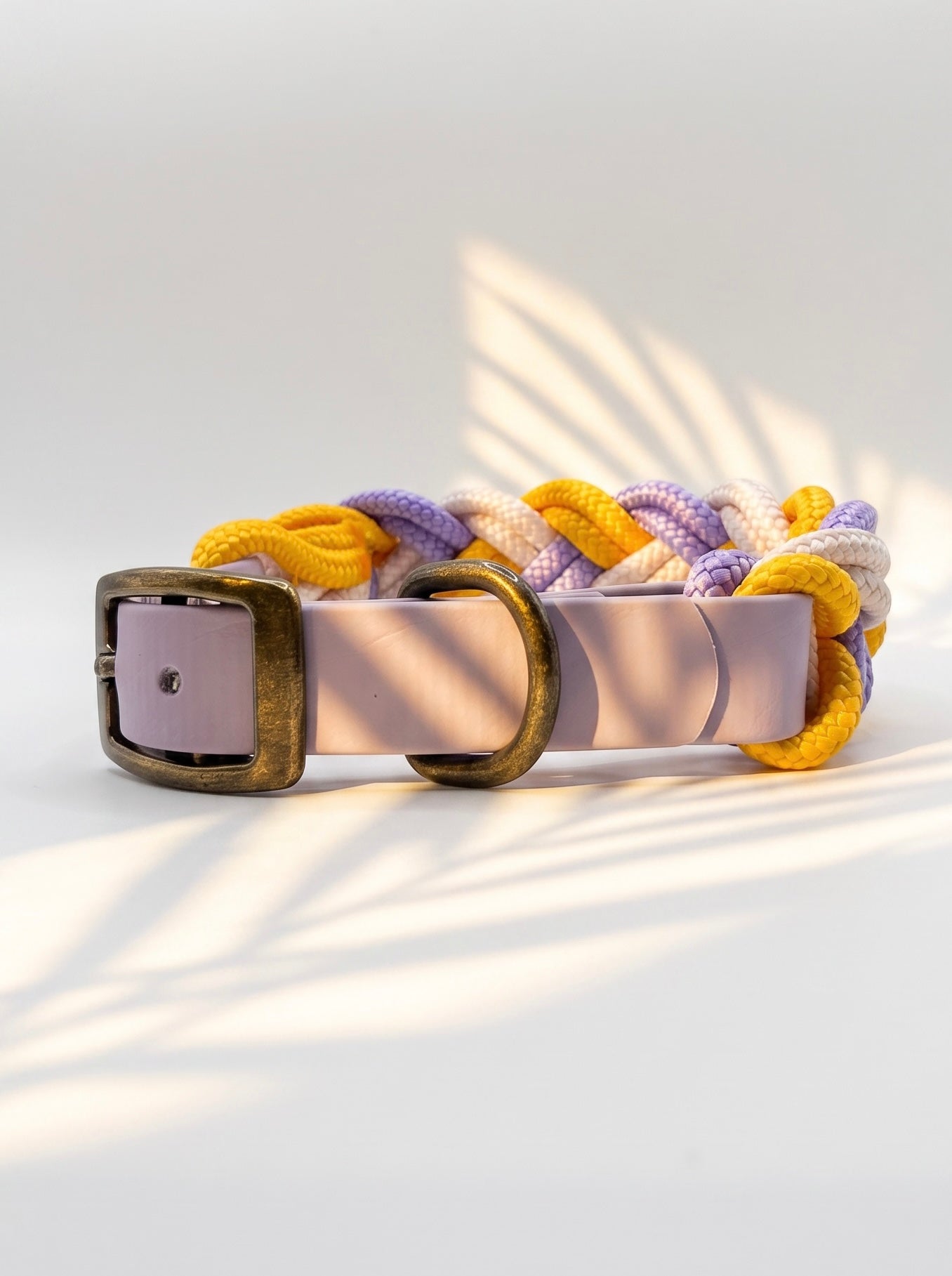 Hundehalsband geflochten aus Tau in den Farben Pastell lila, Cream und gelb. Mit BioThane Verschluss zum erstellen. Handgefertigt und individuell anpassbar. Ansicht Biothane Verschluss Doppelstegschnalle Flieder 