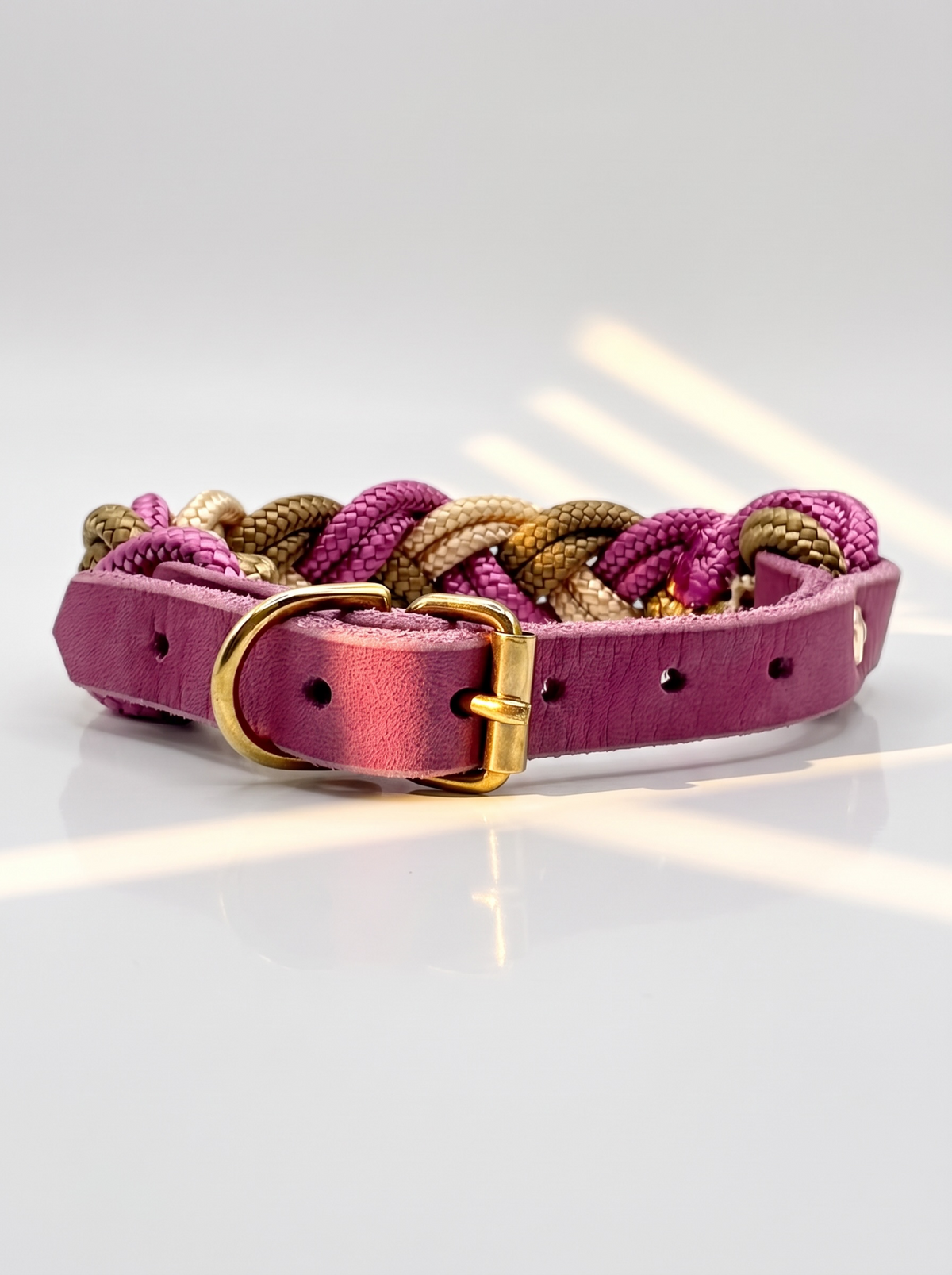 Hundehalsband geflochten aus Tau in rosa braun und cream. Handgefertigt und individuell anpassbar. Ansicht Rollschnalle 