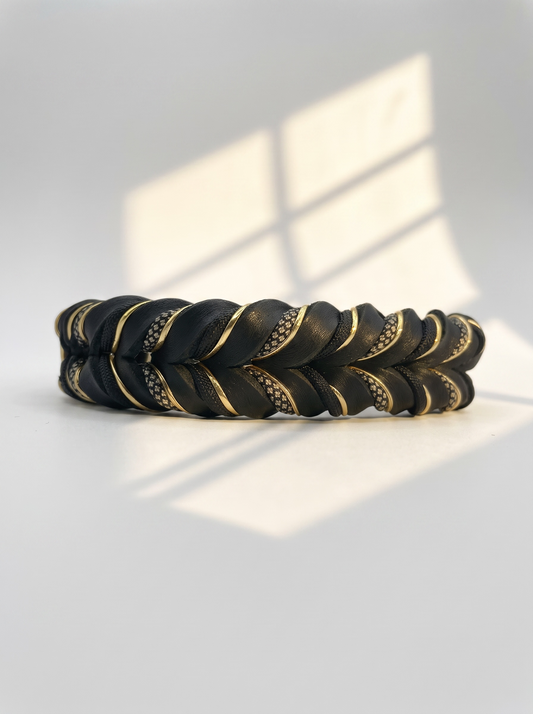 Lederset aus Lederhalsband und Lederleine für Hunde in schwarz. Hundehalsband und Hundeleine aus weichem Fettleder mit goldenen Details geflochten. Beschläge aus Messing Gold. Geeignet für kleine, mittlere und große Hunde, da das Set a das Gewicht des Hundes angepasst wird. Ansicht Halsband hinten 