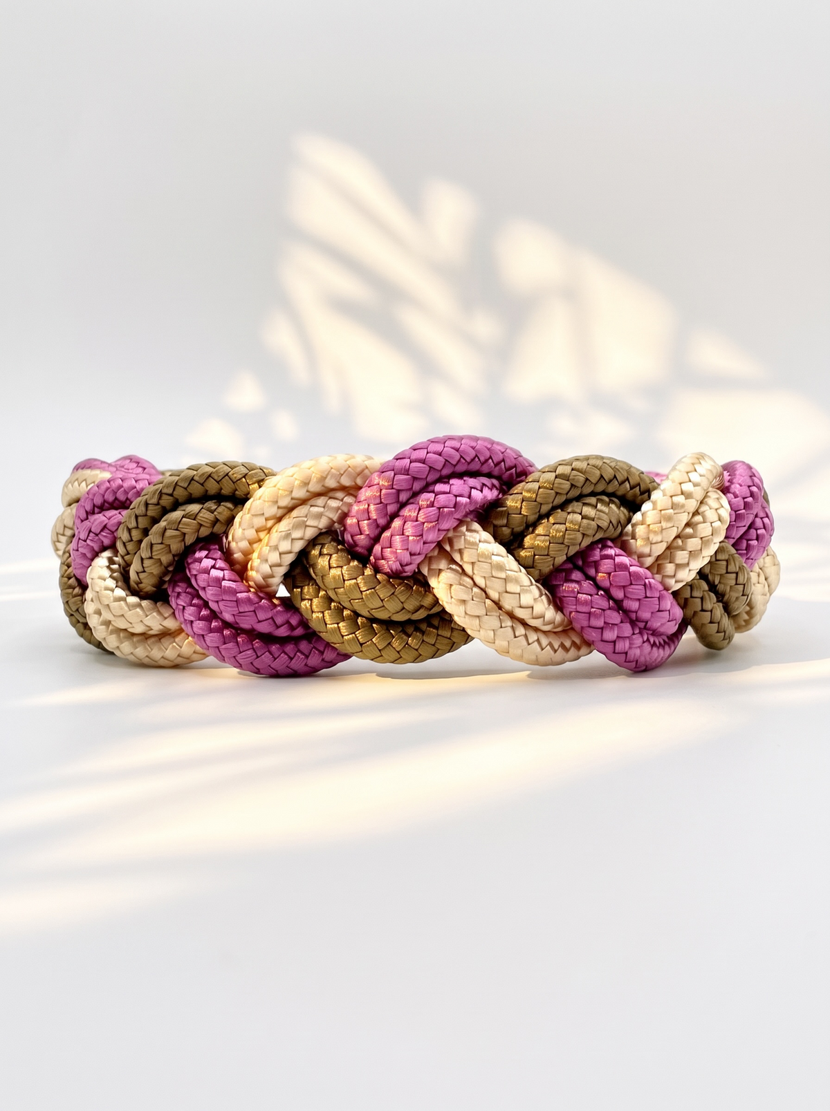 Hundehalsband geflochten aus Tau in rosa braun und cream. Handgefertigt und individuell anpassbar. Ansicht des Halsbandes von hinten 