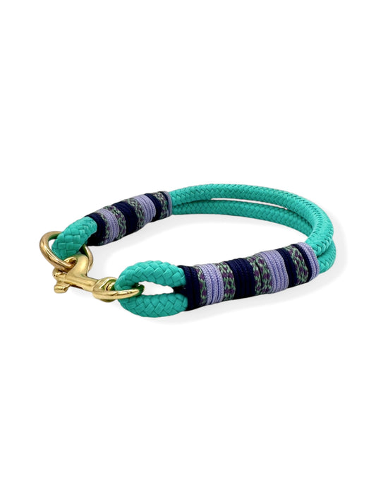 Hundehalsband aus 8mm starken Tau in Aquamarin mit Marine blau, pale Lavendel und mint und lila Diamond Details 