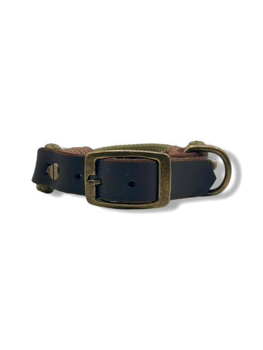Hundehalsband in Khaki und Rust aus Tau und Leder. Perfektes Winteroutfit für deinen Hund oder als Weihnachtsgeschenk geeigent.