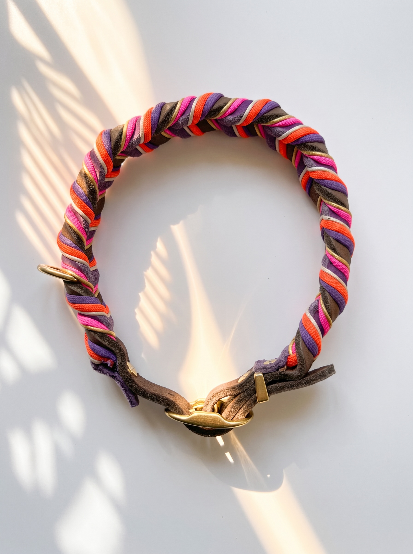 Hunde set aus Fettleder bestehend aus Halsband und Leine in den Farben: Braun und Orchidee mit lila, orangen, rosa und goldenen Details. Geeignet für kleine, mittlere und große Hunde da es individuell a das Gewicht und Größe angepasst wird. Ansicht Draufsicht