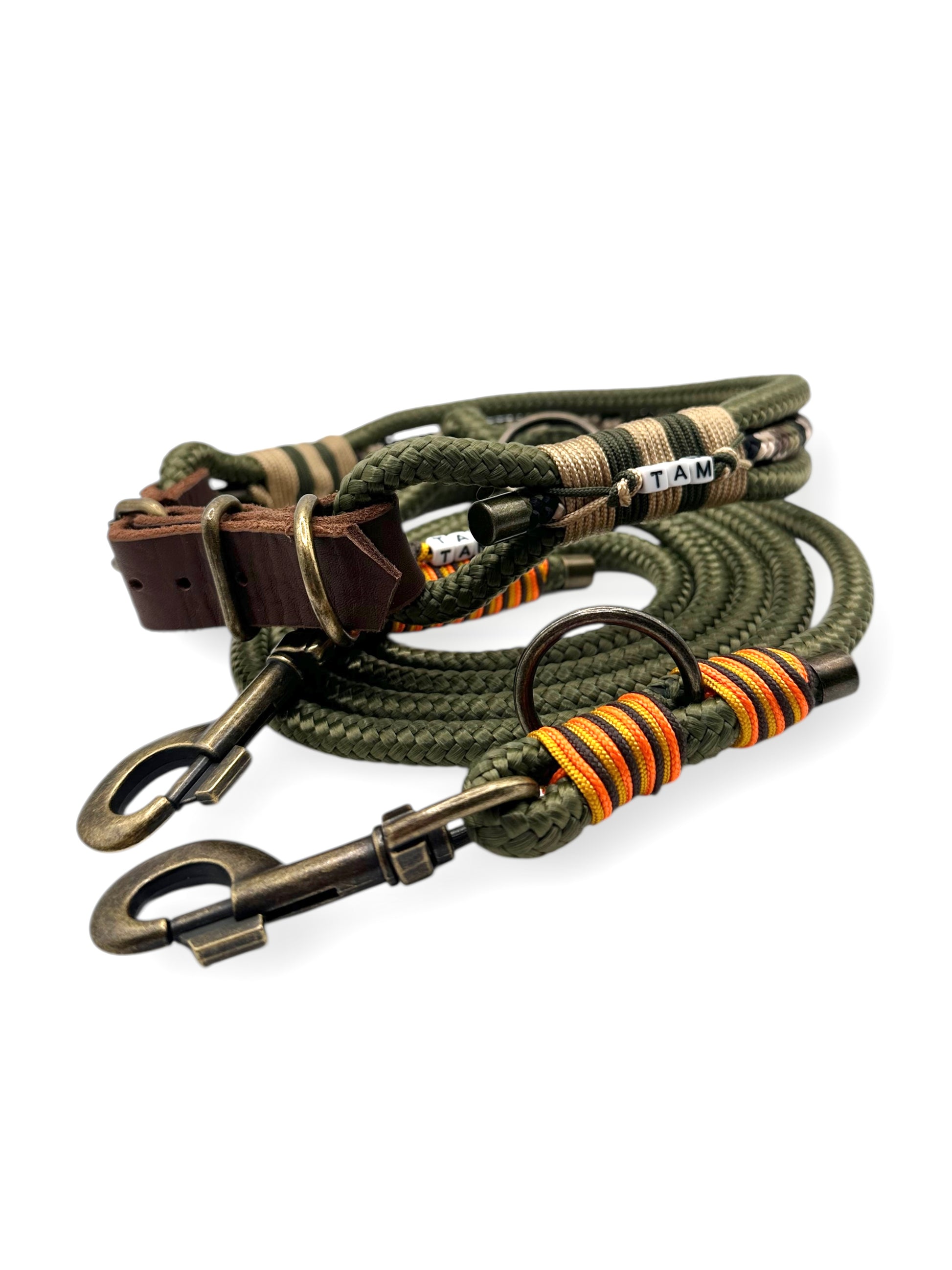 Hundeset bestehend aus Tau Halsband und tauleine in der Farbe dunkle Olive Grün. Geeignet für mittlere und große Hunde. Mit orangenen und goldenen Details. Länge und Verstellmöglichkeiten anpassbar.