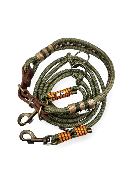 Hundeset bestehend aus Tau Halsband und tauleine in der Farbe dunkle Olive Grün. Geeignet für mittlere und große Hunde. Mit orangenen und goldenen Details. Länge und Verstellmöglichkeiten anpassbar.