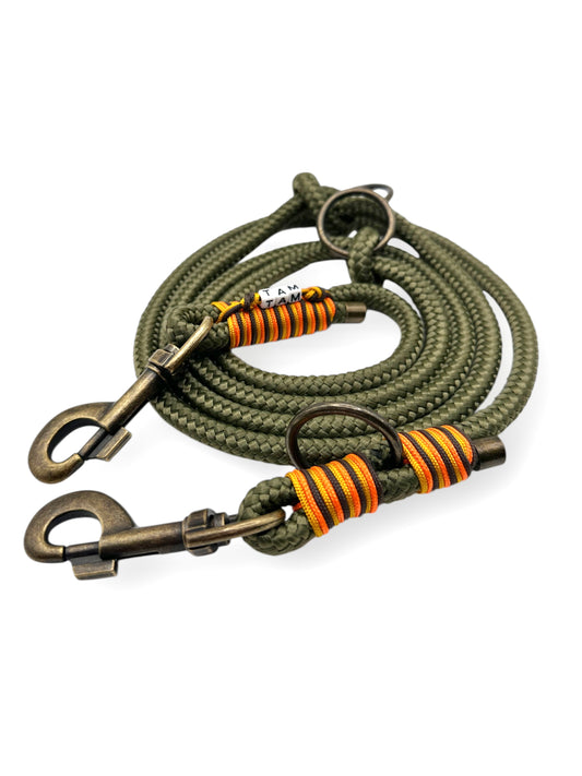 Hundeset bestehend aus Tau Halsband und tauleine in der Farbe dunkle Olive Grün. Geeignet für mittlere und große Hunde. Mit orangenen und goldenen Details. Länge und Verstellmöglichkeiten anpassbar.