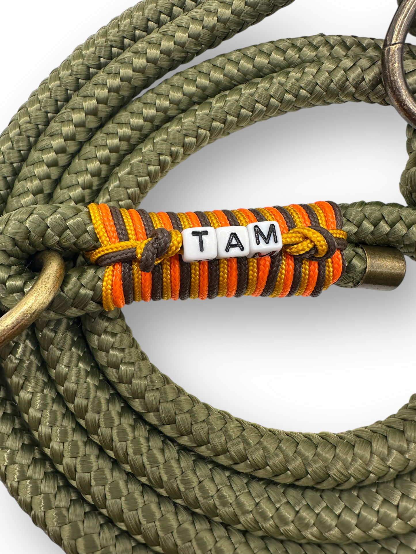 Hundeset bestehend aus Tau Halsband und tauleine in der Farbe dunkle Olive Grün. Geeignet für mittlere und große Hunde. Mit orangenen und goldenen Details. Länge und Verstellmöglichkeiten anpassbar.