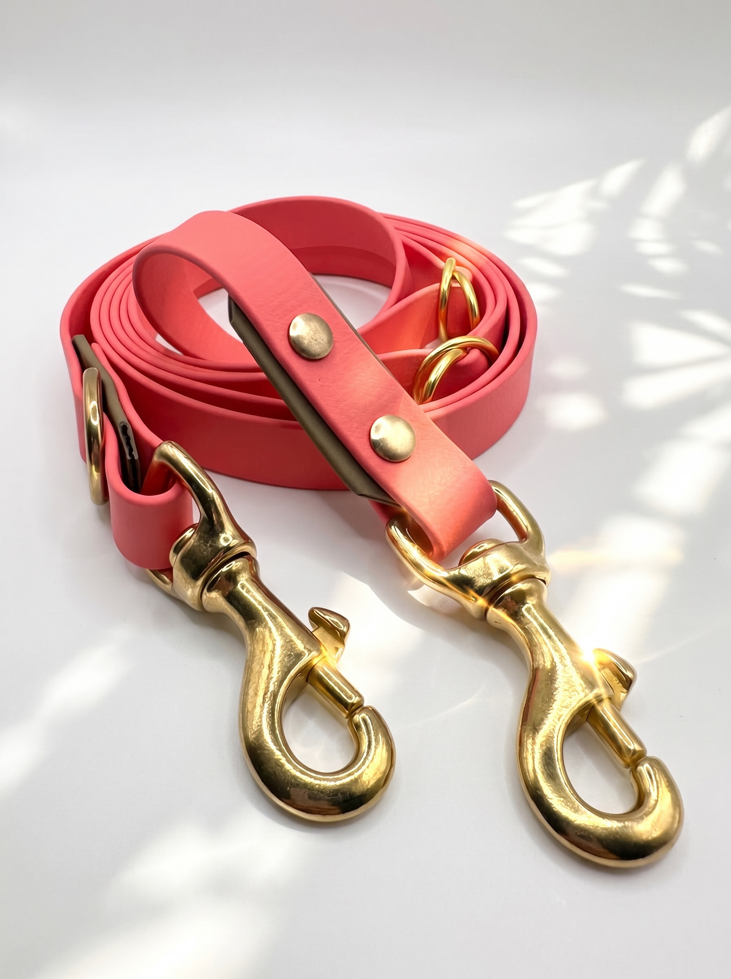 Hundeset bestehend aus Leine und Halsband aus BioThane. In den Farben Coral und Beige. Geeignet für kleine, mittlere und große Hunde, da unsere Artikel a die Größe und das Gewicht deines Hundes angepasst werden. biothane ist geeignet für jedes Wetter. Ansicht handgefertigte Leine 