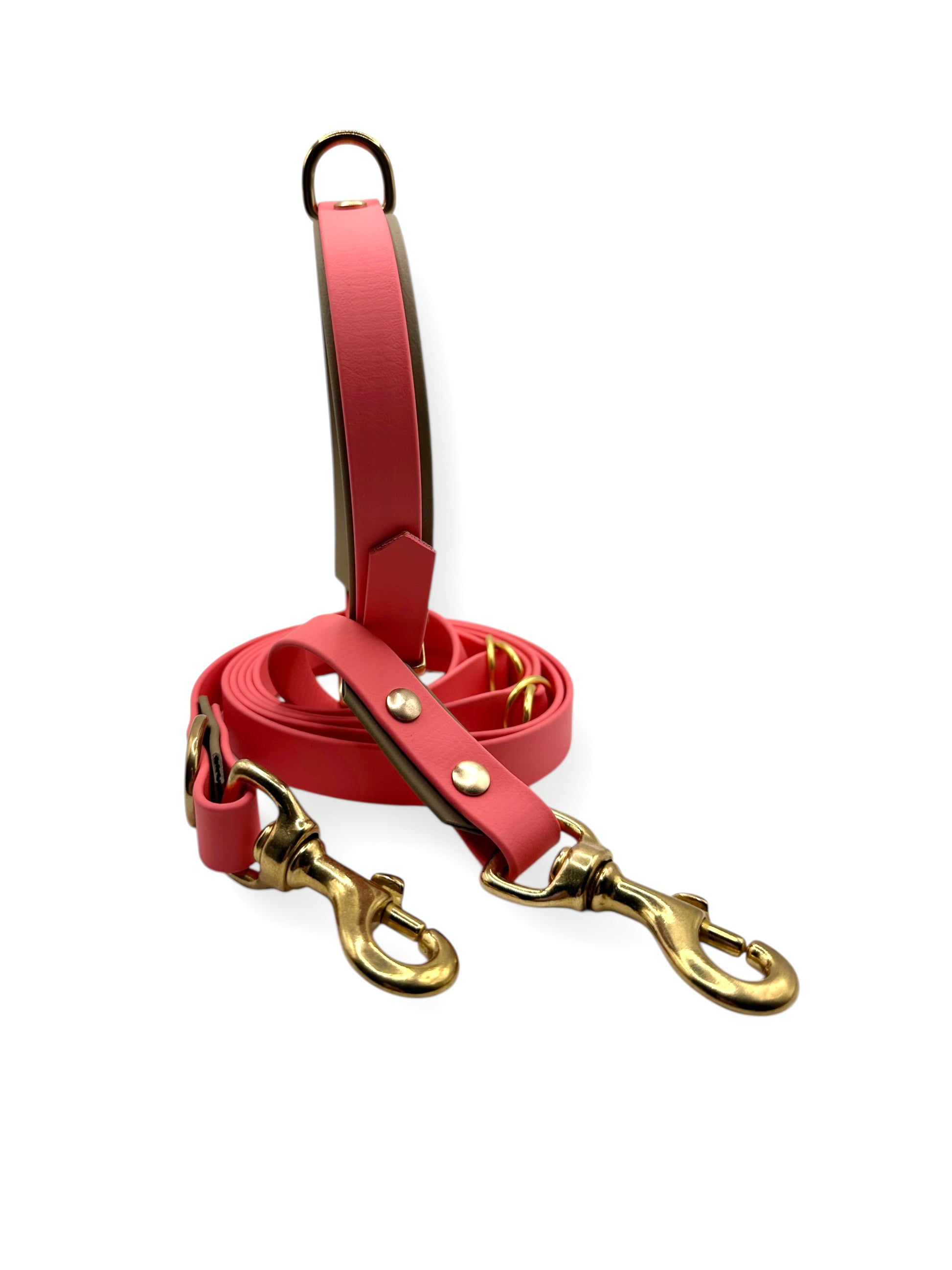 Hundeset bestehend aus Leine und Halsband aus BioThane. In den Farben Coral und Beige. Geeignet für kleine, mittlere und große Hunde, da unsere Artikel a die Größe und das Gewicht deines Hundes angepasst werden. biothane ist geeignet für jedes Wetter.