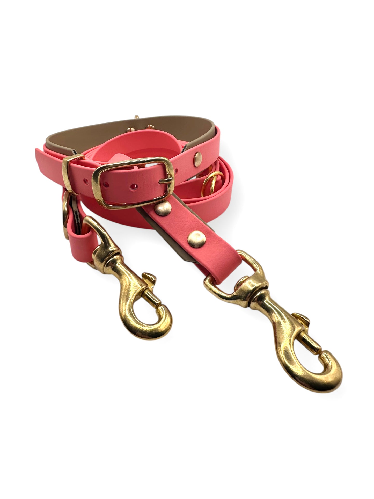 Hundeset bestehend aus Leine und Halsband aus BioThane. In den Farben Coral und Beige. Geeignet für kleine, mittlere und große Hunde, da unsere Artikel a die Größe und das Gewicht deines Hundes angepasst werden. biothane ist geeignet für jedes Wetter.