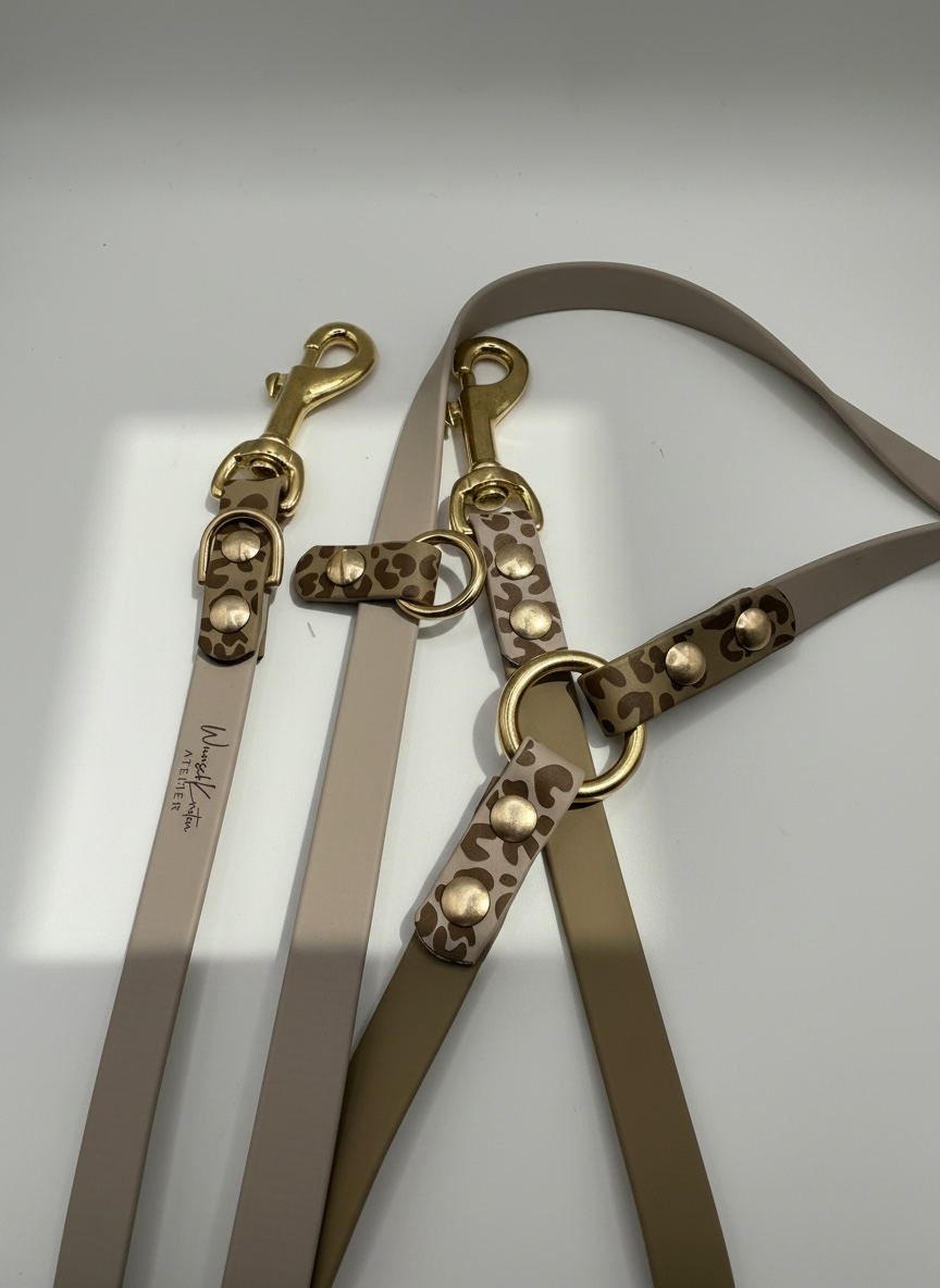 Hundeleine aus BioThane mit leoprint in den Farben Beige und Taupe. Farbe der Beschläge sind wählbar, Namensgravur ist optional. 
