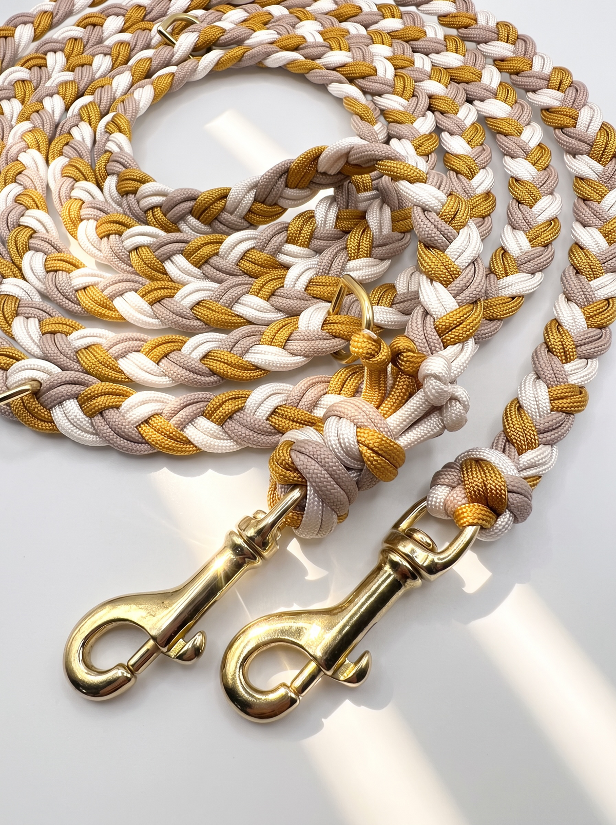 Hundeleine geflochten aus Paracord Typ 3 in den Farben Cream, Tan und Gold Rush. Mit goldenen Details. Bolzenkarabiner messing 