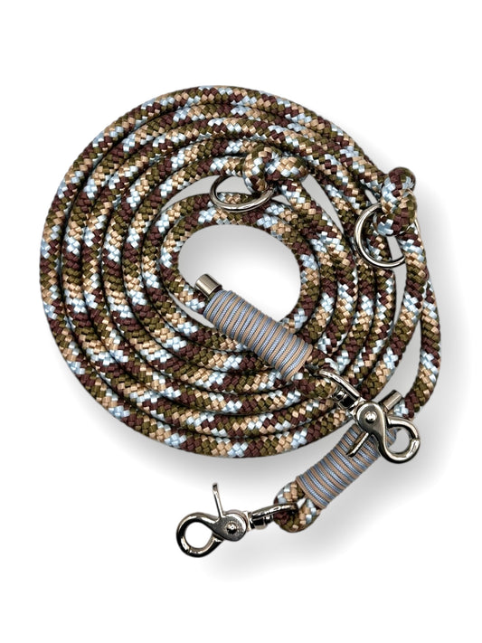 Hundeleine Herbst aus 10mm starken Tau herbstliche Farben braun, grün, beige, blau und Camouflage (Tundra) mit silbernen Details. Mocca und ice blau Umwicklung 