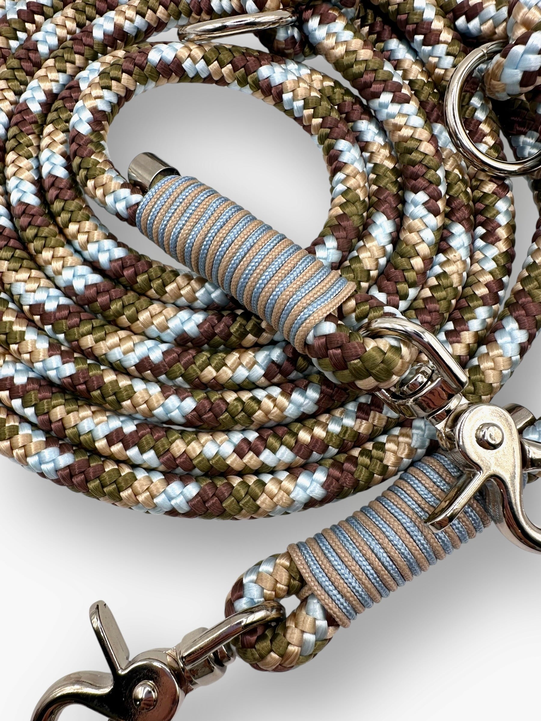 Hundeleine Herbst aus 10mm starken Tau herbstliche Farben braun, grün, beige, blau und Camouflage (Tundra) mit silbernen Details. Mocca und ice blau Umwicklung - Nahaufnahme Umwicklung 
