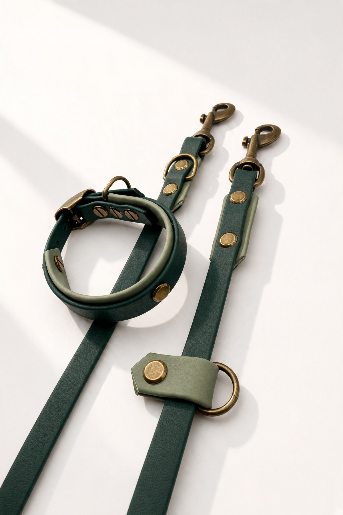 BioThane Hundehalsband und Hundeleine in Dunkelgrün und Foggy Grün. Handgefertigt und personalisierbar in Größe und Breite. Detailansicht 