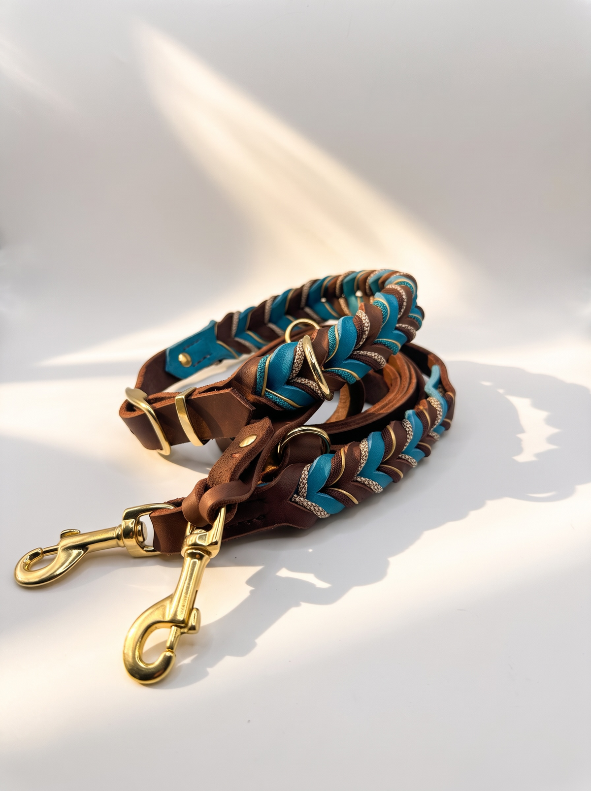 Hundeleine und Hundehalsband aus Leder in der Farbe Braun und Türkis. Geflochten aus Fettleder und Paracord in den Farben braun, crea,, blau und Gold.