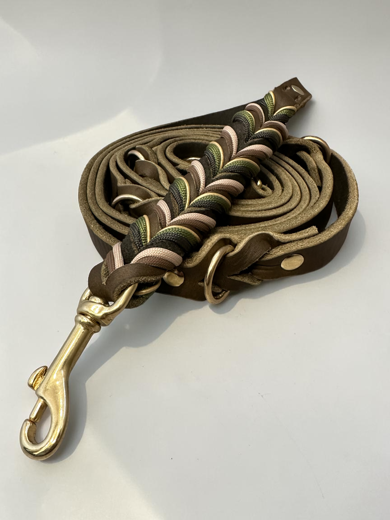 Hundeleine aus Leder geflochten in Olive grün mit Beschlägen aus Messing in Gold 