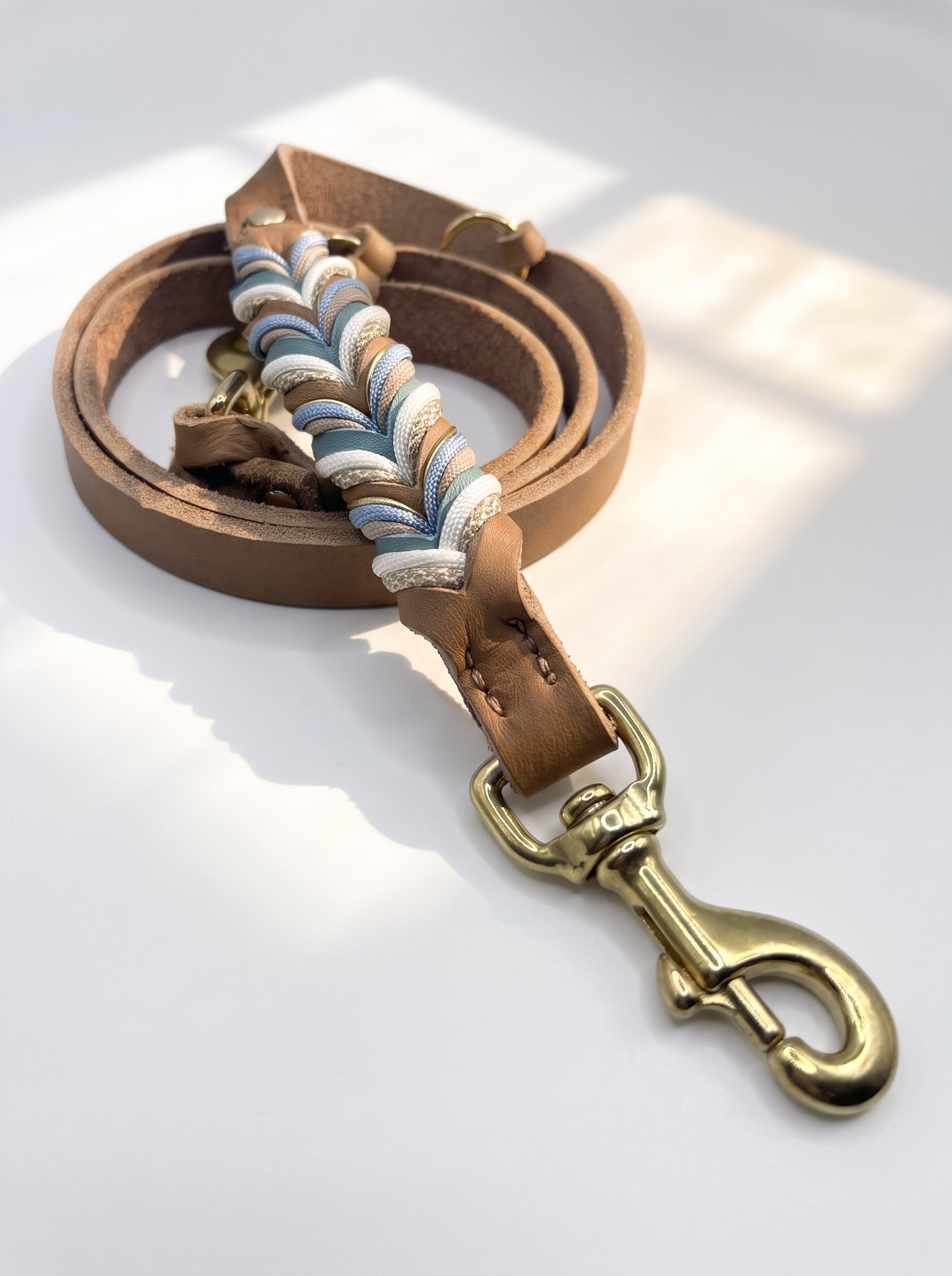 Hundeset aus Fettleder in Braun und Blau mit goldenen und weißen Details. Lederhalsband und Lederleine Geeigent für kleine, mittlere und große Hunde, da es individuell an deinen Hund angepasst wird. Verschiedene Breiten und Längen personalisierbar. Ani Leine