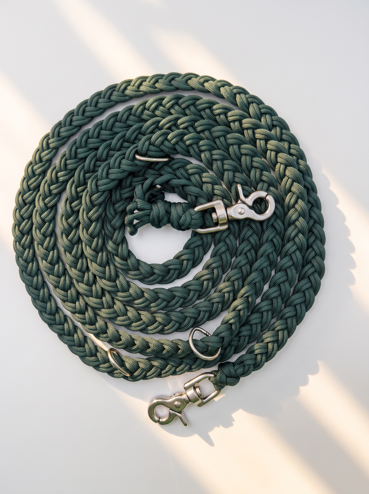 Hundeleine aus Paracord geflochten in der Farbe Alpin Grün. Handgefertigt und individuell anpassbar. Herbstliches design Mit personalisierbaren Beschlägen. Draufsicht 