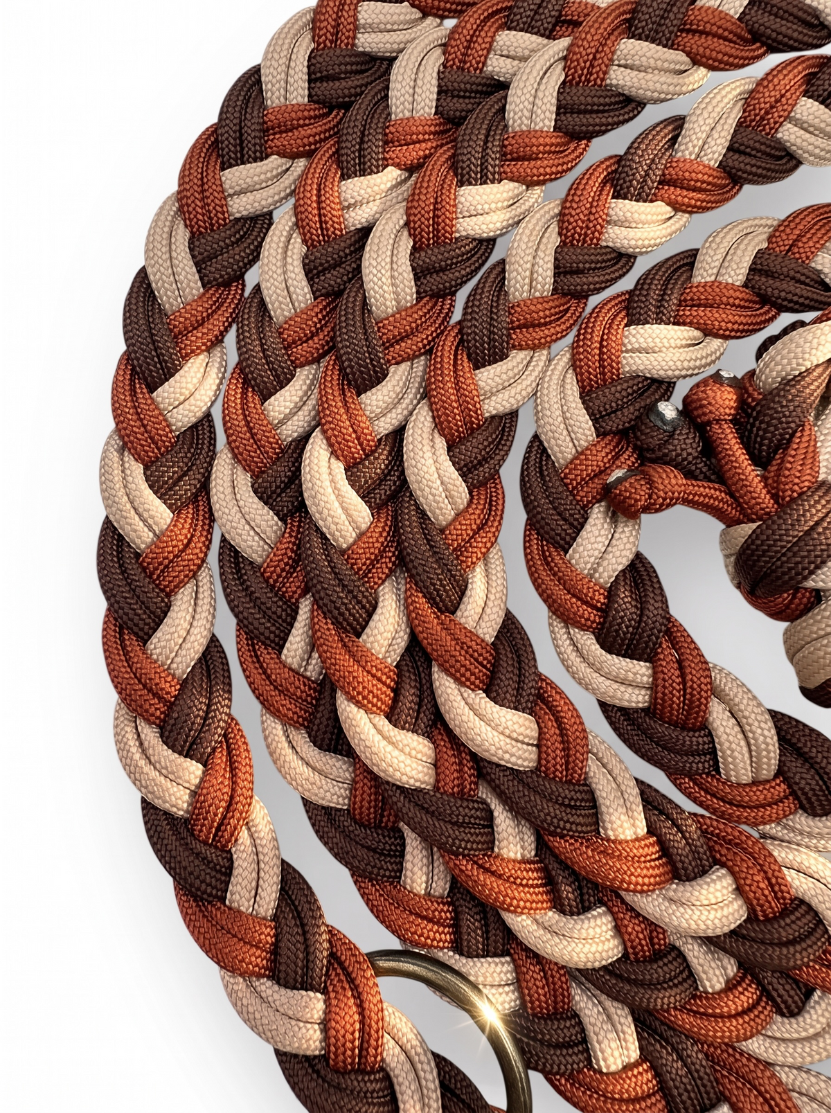 Hundeleine geflochten aus Paracord in Herbst Farben. Braun, cream, Rost. Mit goldenen Details. Handgefertigt und individuell anpassbar. Details flechtung 