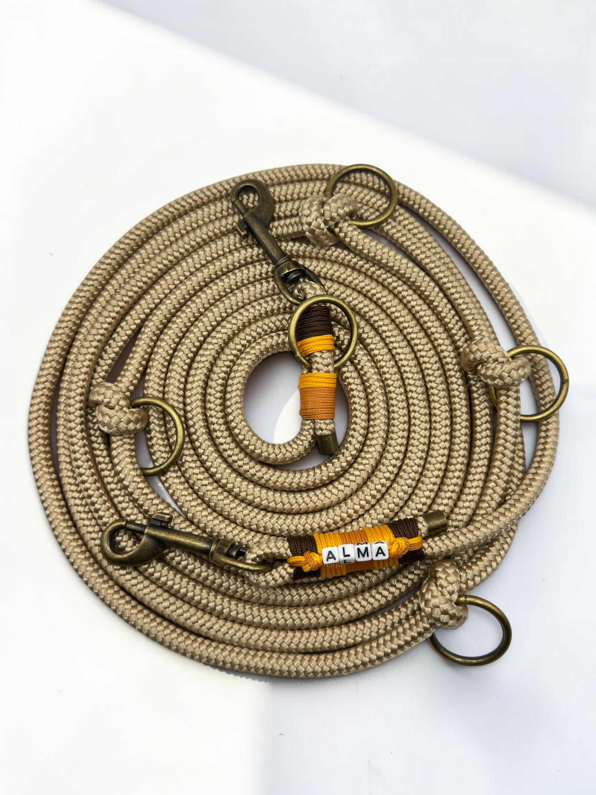 Hundeleine aus Tau in herbstlichen Farben. Beige, braun, orange und gelb. Mit personalisierbaren Details. Länge frei wählbar 