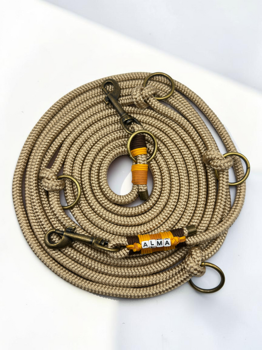 Hundeleine aus Tau in herbstlichen Farben. Beige, braun, orange und gelb. Mit personalisierbaren Details. Länge frei wählbar 