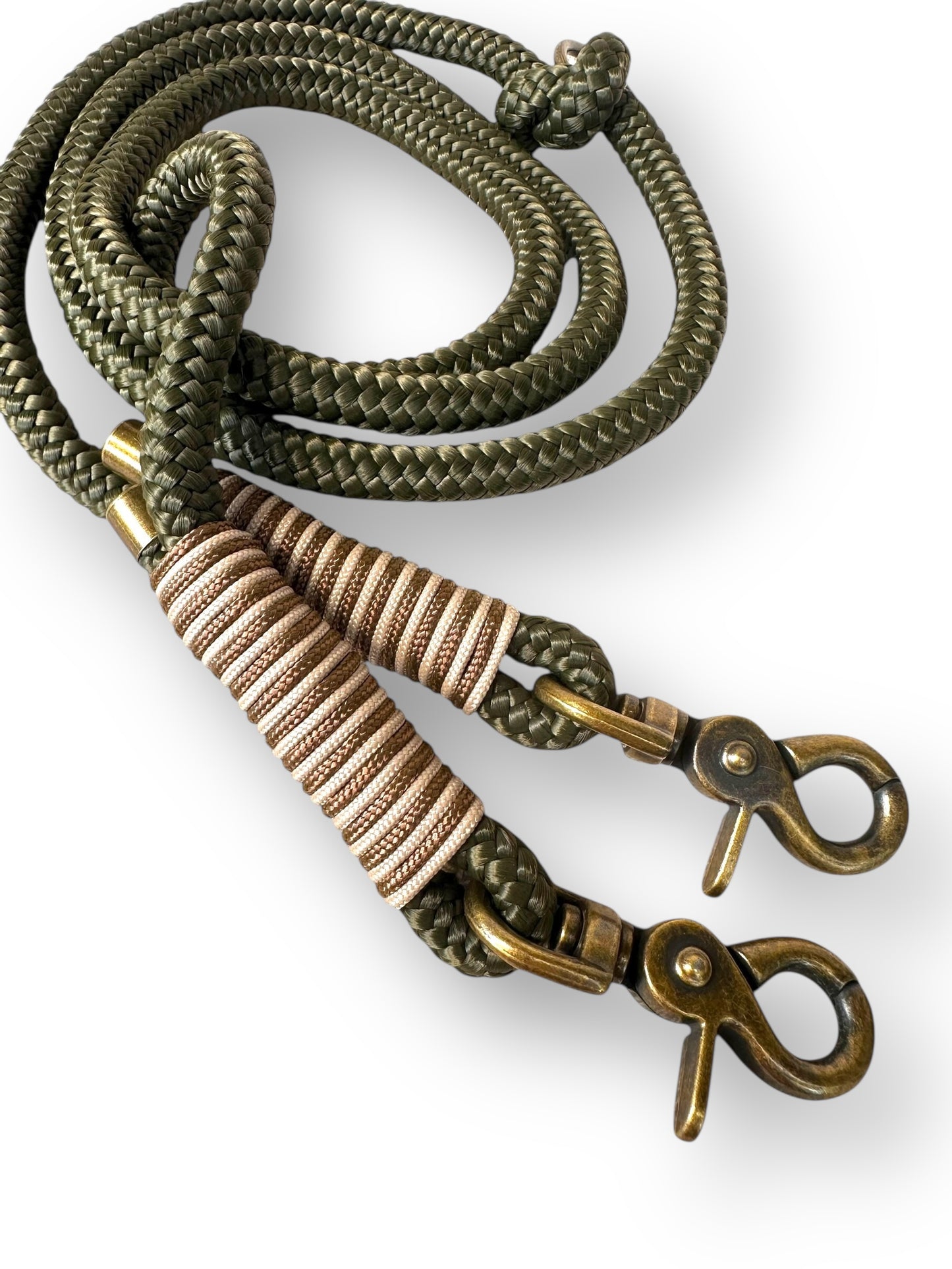 Hundeleine aus 10mm starkem raus in der Farbe Arms Green mit goldenen Details - Karabiner
